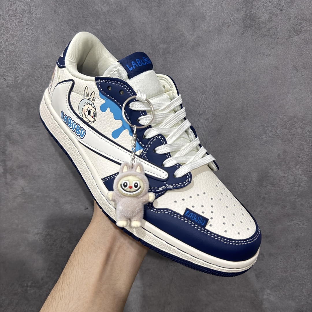 图片[3]-【定制版】Labubu x Travis Scott x Air Jordan 1 Low 拉布布 x AJ1 低帮 梦幻蓝白倒钩 AJ1 乔丹1代 aj1 乔1 低邦 绿白倒勾联名 乔丹篮球鞋系列 鞋身整体以米白色为底搭配蓝色框架覆盖层，标志性的反钩Swoosh Logo采用白色呈现，内侧也辅以白色Swoosh Logo点缀，鞋舌等多处TS标志性元素均得以保留；鞋舌上以Labubu字样呈现，鞋面带有蓝色绣标Labubu字样，后跟的Jack厂牌Loggo标志以及Wings Logo均采用白色缝线打造，后跟印有拉布布头像，彰显联名身份；最后以米白色中底搭配蓝色橡胶外底完善整体设计收尾。 货号：DZ5899-017 尺码：36 36.5 37.5 38 38.5 39 40 40.5 41 42 42.5 43 44 44.5 45 编码：HXSB330340-选品中心