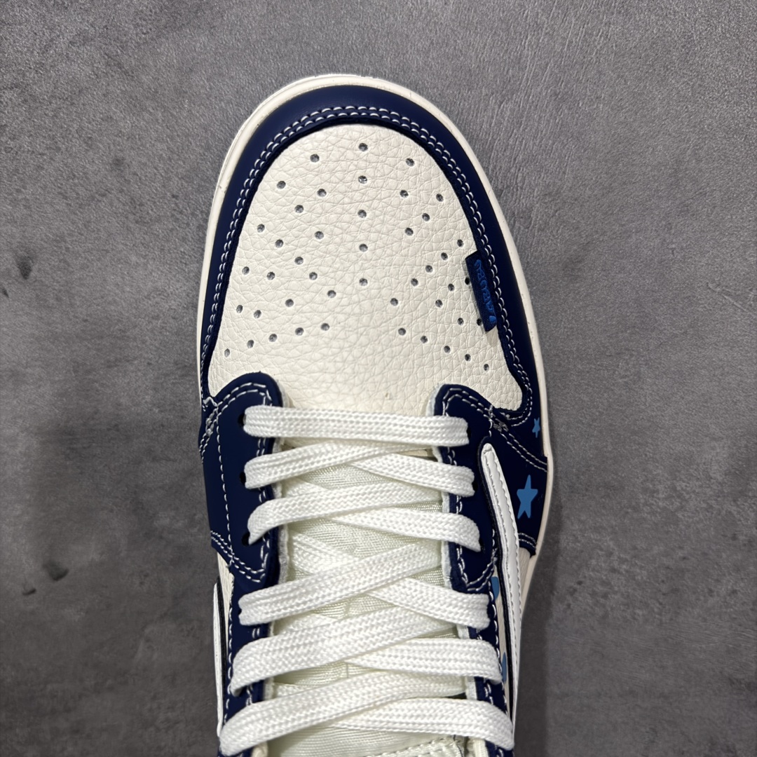 图片[5]-【定制版】Labubu x Travis Scott x Air Jordan 1 Low 拉布布 x AJ1 低帮 梦幻蓝白倒钩 AJ1 乔丹1代 aj1 乔1 低邦 绿白倒勾联名 乔丹篮球鞋系列 鞋身整体以米白色为底搭配蓝色框架覆盖层，标志性的反钩Swoosh Logo采用白色呈现，内侧也辅以白色Swoosh Logo点缀，鞋舌等多处TS标志性元素均得以保留；鞋舌上以Labubu字样呈现，鞋面带有蓝色绣标Labubu字样，后跟的Jack厂牌Loggo标志以及Wings Logo均采用白色缝线打造，后跟印有拉布布头像，彰显联名身份；最后以米白色中底搭配蓝色橡胶外底完善整体设计收尾。 货号：DZ5899-017 尺码：36 36.5 37.5 38 38.5 39 40 40.5 41 42 42.5 43 44 44.5 45 编码：HXSB330340-选品中心