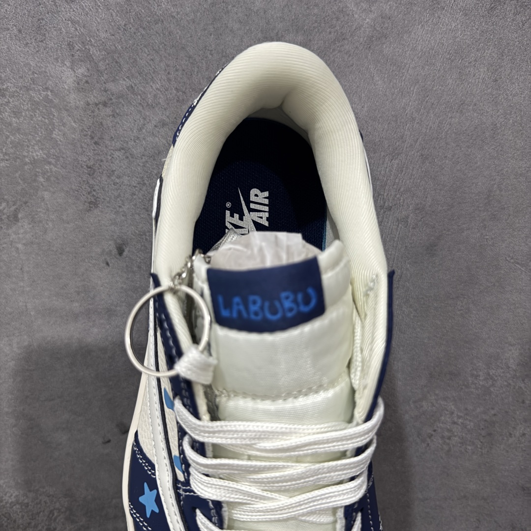 图片[8]-【定制版】Labubu x Travis Scott x Air Jordan 1 Low 拉布布 x AJ1 低帮 梦幻蓝白倒钩 AJ1 乔丹1代 aj1 乔1 低邦 绿白倒勾联名 乔丹篮球鞋系列 鞋身整体以米白色为底搭配蓝色框架覆盖层，标志性的反钩Swoosh Logo采用白色呈现，内侧也辅以白色Swoosh Logo点缀，鞋舌等多处TS标志性元素均得以保留；鞋舌上以Labubu字样呈现，鞋面带有蓝色绣标Labubu字样，后跟的Jack厂牌Loggo标志以及Wings Logo均采用白色缝线打造，后跟印有拉布布头像，彰显联名身份；最后以米白色中底搭配蓝色橡胶外底完善整体设计收尾。 货号：DZ5899-017 尺码：36 36.5 37.5 38 38.5 39 40 40.5 41 42 42.5 43 44 44.5 45 编码：HXSB330340-选品中心