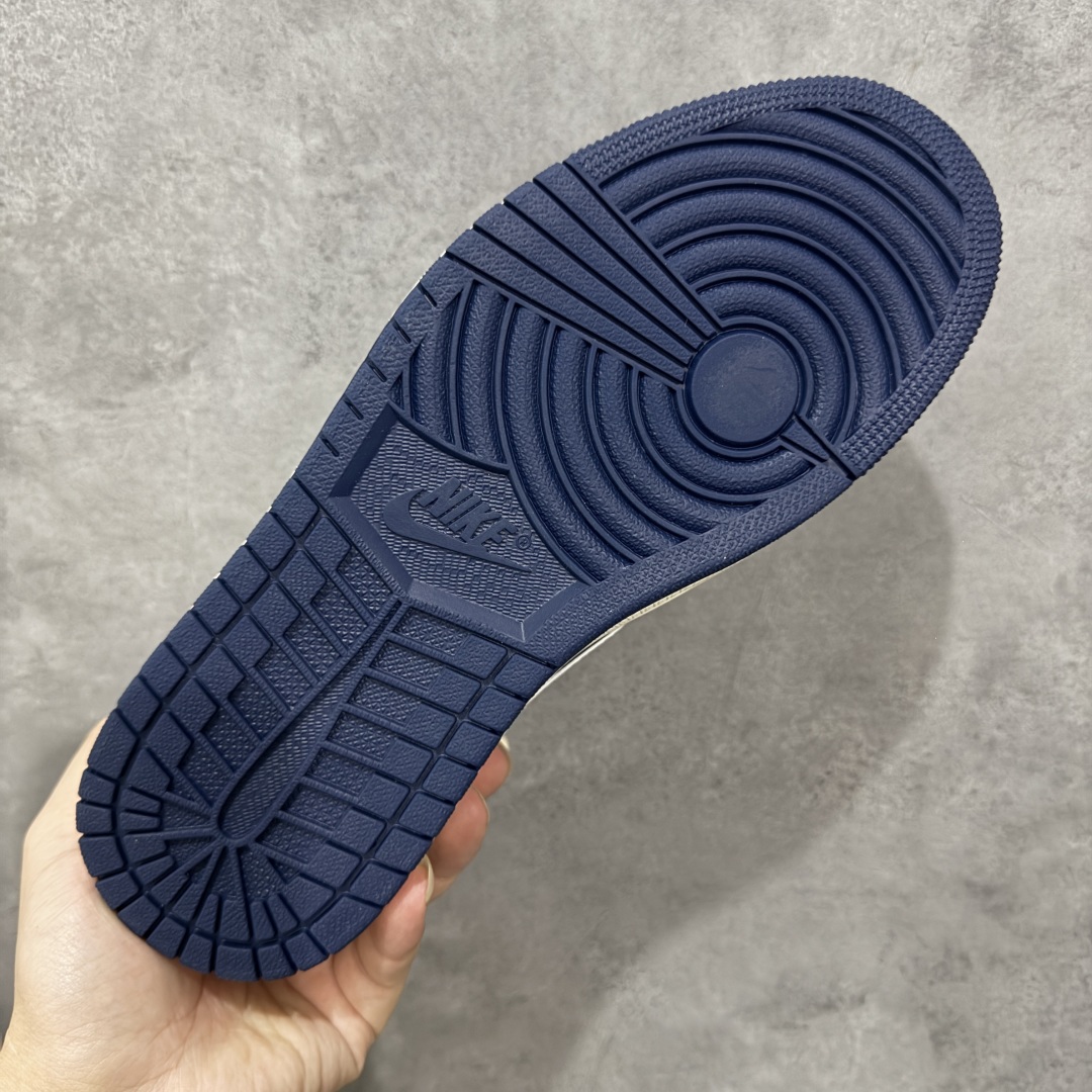 图片[9]-【定制版】Labubu x Travis Scott x Air Jordan 1 Low 拉布布 x AJ1 低帮 梦幻蓝白倒钩 AJ1 乔丹1代 aj1 乔1 低邦 绿白倒勾联名 乔丹篮球鞋系列 鞋身整体以米白色为底搭配蓝色框架覆盖层，标志性的反钩Swoosh Logo采用白色呈现，内侧也辅以白色Swoosh Logo点缀，鞋舌等多处TS标志性元素均得以保留；鞋舌上以Labubu字样呈现，鞋面带有蓝色绣标Labubu字样，后跟的Jack厂牌Loggo标志以及Wings Logo均采用白色缝线打造，后跟印有拉布布头像，彰显联名身份；最后以米白色中底搭配蓝色橡胶外底完善整体设计收尾。 货号：DZ5899-017 尺码：36 36.5 37.5 38 38.5 39 40 40.5 41 42 42.5 43 44 44.5 45 编码：HXSB330340-选品中心