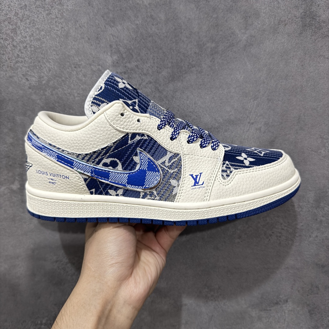 【定制版】Air Jordan 1 Low AJ1 乔1 “LV路易威登联名—米白蓝帆布牛仔印花”高端定制 低帮复古篮球鞋 #定制鞋盒 大厂纯原品质出货 超高清洁度 皮料切割干净无任何毛边 细节完美 货号:QG1988-009 尺码:36 36.5 37.5 38 38.5 39 40 40.5 41 42 42.5 43 44 44.5 45-选品中心