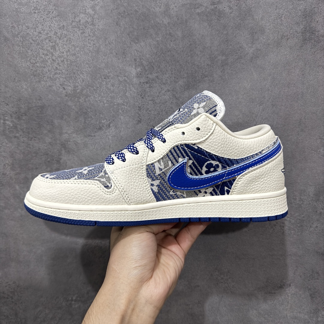 图片[2]-【定制版】Air Jordan 1 Low AJ1 乔1 “LV路易威登联名—米白蓝帆布牛仔印花”高端定制 低帮复古篮球鞋 #定制鞋盒 大厂纯原品质出货 超高清洁度 皮料切割干净无任何毛边 细节完美 货号：QG1988-009 尺码：36 36.5 37.5 38 38.5 39 40 40.5 41 42 42.5 43 44 44.5 45-选品中心