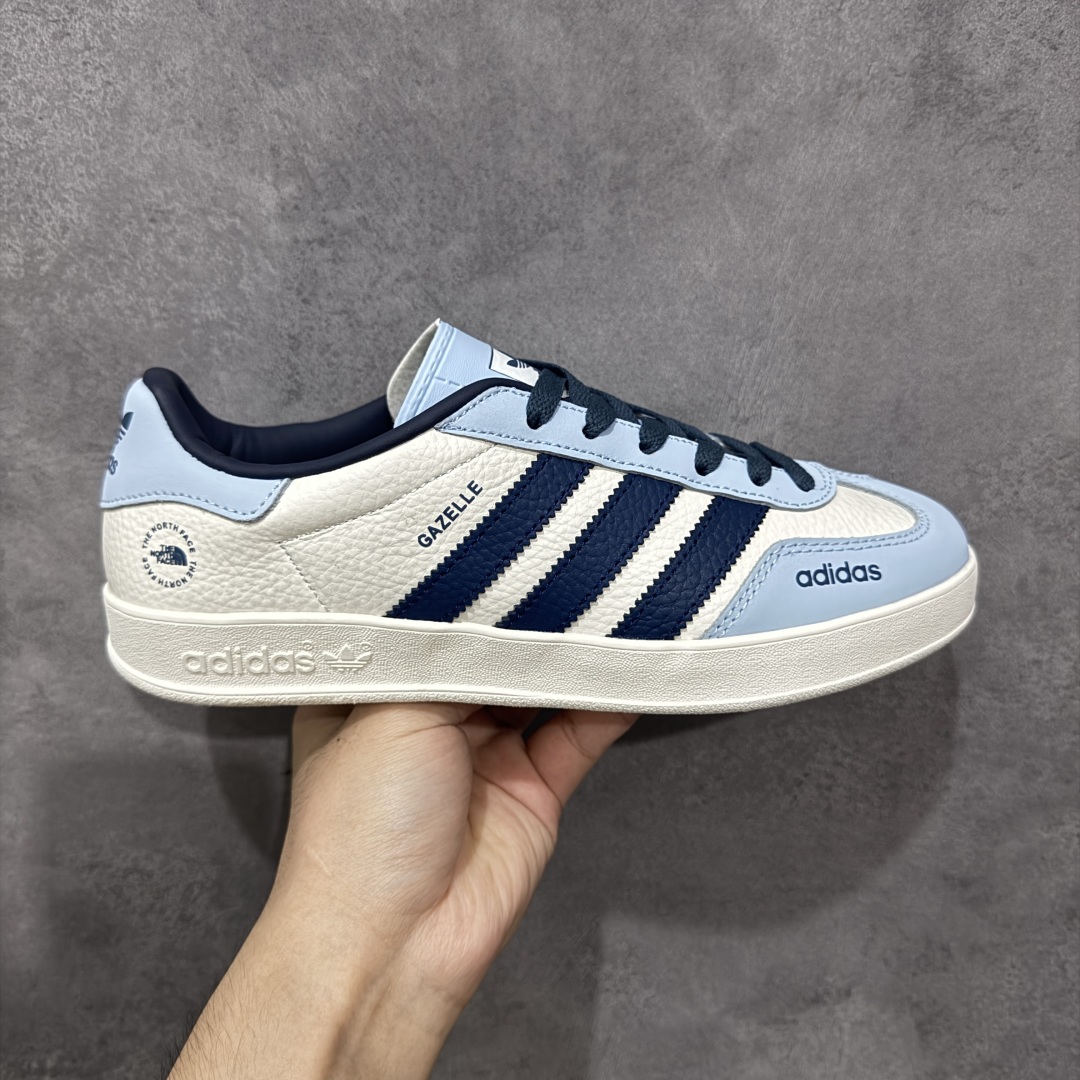 【定制版】AD Gazelle Indoor Trainers 北面联名—奶白浅蓝 原厂定制长毛翻毛皮组合环保纤维革鞋面材质 内置环保海玻璃鞋垫 外置RB橡胶大底 产品品控稳定性领先行业 原厂全套原楦原纸板冲刀磨具开发 原厂皮料加持 原厂港宝加持定型后跟R度完美 将复古进行到底 简约流畅 羚羊内训系列低帮复古百搭休闲运动德训风板鞋 90年代经典的复刻版! 货号:DD6609 尺码: 36 36.5 37 38 38.5 39 40 40.5 41 42 42.5 43 44 44.5 45-选品中心