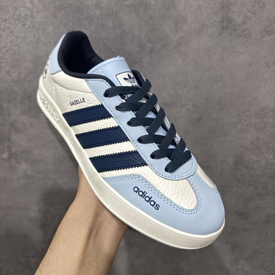 图片[3]-【定制版】AD Gazelle Indoor Trainers 北面联名—奶白浅蓝 原厂定制长毛翻毛皮组合环保纤维革鞋面材质 内置环保海玻璃鞋垫 外置RB橡胶大底 产品品控稳定性领先行业 原厂全套原楦原纸板冲刀磨具开发 原厂皮料加持 原厂港宝加持定型后跟R度完美 将复古进行到底 简约流畅 羚羊内训系列低帮复古百搭休闲运动德训风板鞋 90年代经典的复刻版！ 货号：DD6609 尺码： 36 36.5 37 38 38.5 39 40 40.5 41 42 42.5 43 44 44.5 45-选品中心