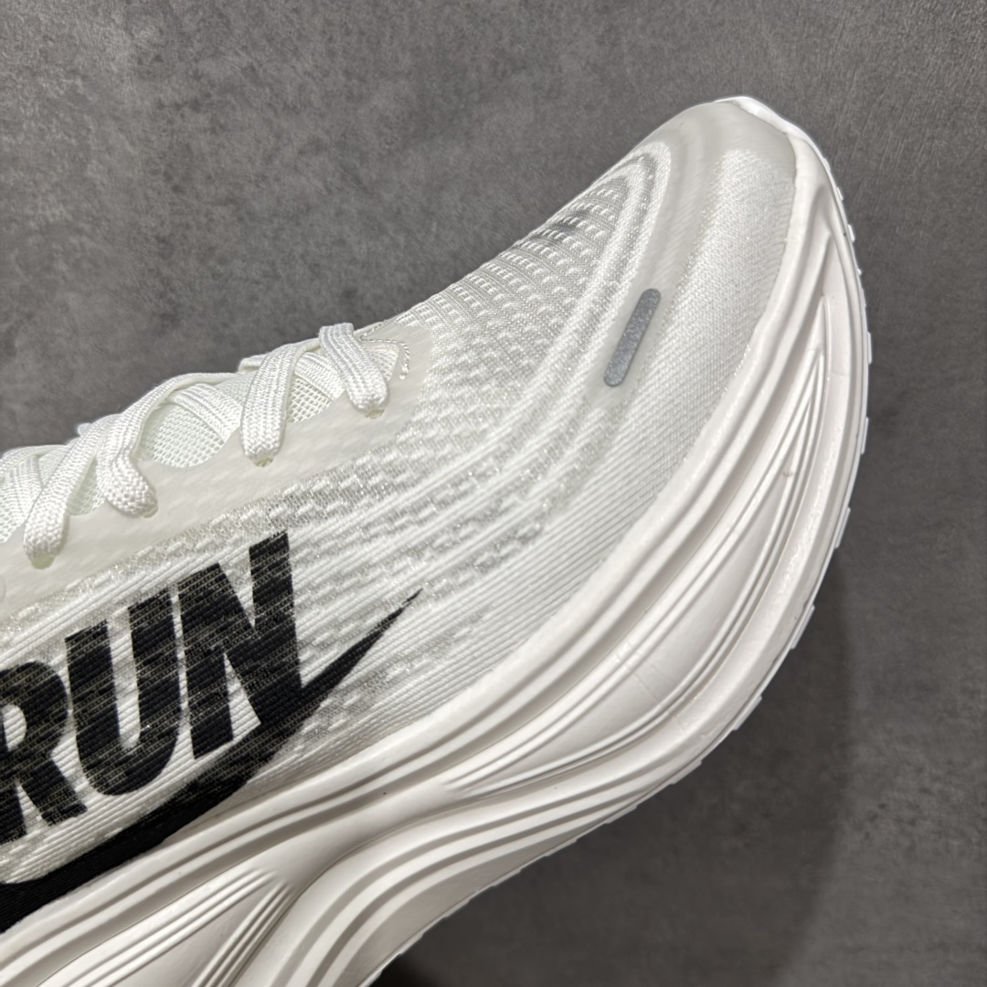 图片[6]-【公司跑量版】Nike VOMERO PLUS 舒适减震防滑 低帮跑步鞋 全掌ReactX泡绵中底 前掌和后跟还配备了Air Zoom气垫单元 据说跑起来更快更舒适哦 这次最大的升级点 首次引入了ReactX泡绵 货号： IH2268-100 尺码： 36 36.5 37.5 38 38.5 39 40 40.5 41 42 42.5 43 44 45-选品中心