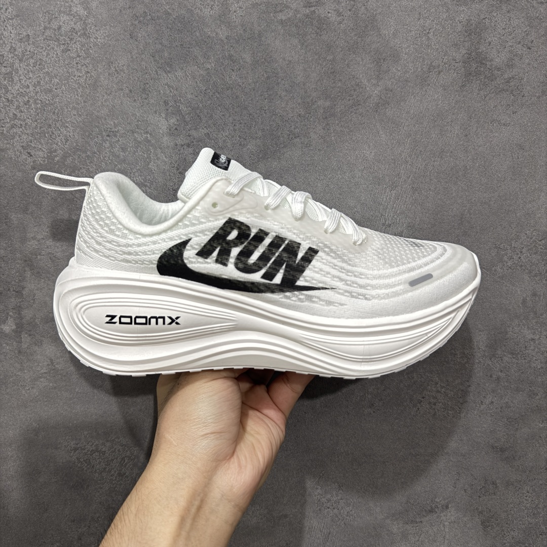 【公司跑量版】Nike VOMERO PLUS 舒适减震防滑 低帮跑步鞋 全掌ReactX泡绵中底 前掌和后跟还配备了Air Zoom气垫单元 据说跑起来更快更舒适哦 这次最大的升级点 首次引入了ReactX泡绵 货号: IH2268-100 尺码: 36 36.5 37.5 38 38.5 39 40 40.5 41 42 42.5 43 44 45-选品中心