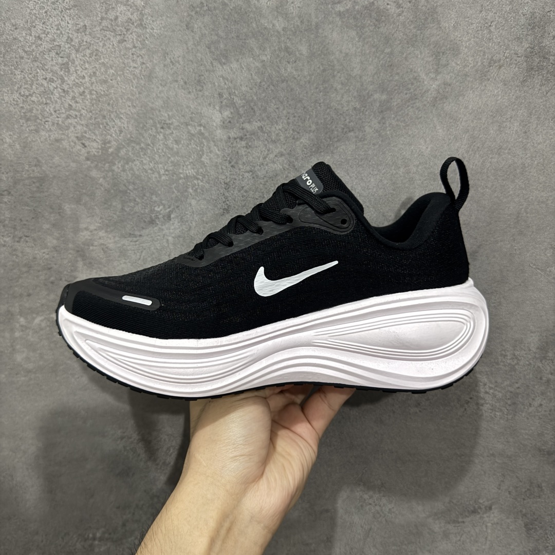 图片[2]-【公司跑量版】Nike VOMERO PLUS 舒适减震防滑 低帮跑步鞋 全掌ReactX泡绵中底 前掌和后跟还配备了Air Zoom气垫单元 据说跑起来更快更舒适哦 这次最大的升级点 首次引入了ReactX泡绵 货号： HV8150-002 尺码： 36 36.5 37.5 38 38.5 39 40 40.5 41 42 42.5 43 44 45-选品中心