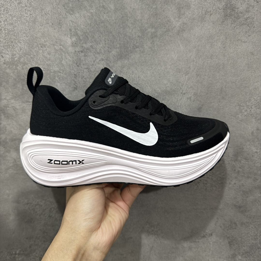 【公司跑量版】Nike VOMERO PLUS 舒适减震防滑 低帮跑步鞋 全掌ReactX泡绵中底 前掌和后跟还配备了Air Zoom气垫单元 据说跑起来更快更舒适哦 这次最大的升级点 首次引入了ReactX泡绵 货号: HV8150-002 尺码: 36 36.5 37.5 38 38.5 39 40 40.5 41 42 42.5 43 44 45-选品中心