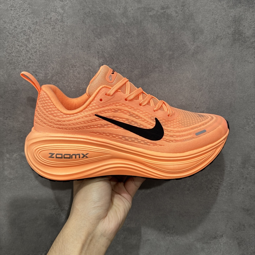 【公司跑量版】Nike VOMERO PLUS 舒适减震防滑 低帮跑步鞋 全掌ReactX泡绵中底 前掌和后跟还配备了Air Zoom气垫单元 据说跑起来更快更舒适哦 这次最大的升级点 首次引入了ReactX泡绵 货号: HV8150-801 尺码: 39 40 40.5 41 42 42.5 43 44 45-选品中心