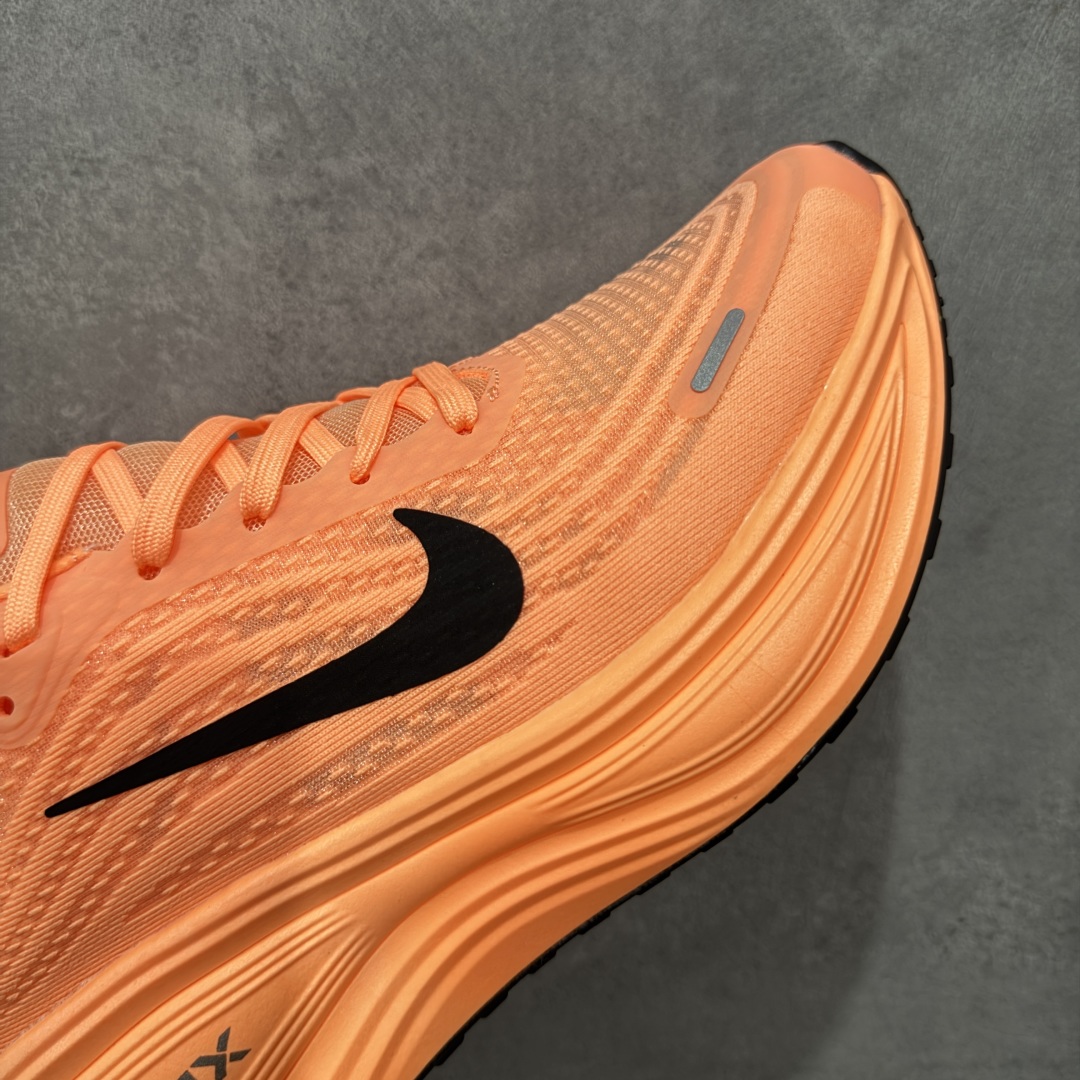 图片[6]-【公司跑量版】Nike VOMERO PLUS 舒适减震防滑 低帮跑步鞋 全掌ReactX泡绵中底 前掌和后跟还配备了Air Zoom气垫单元 据说跑起来更快更舒适哦 这次最大的升级点 首次引入了ReactX泡绵 货号： HV8150-801 尺码： 39 40 40.5 41 42 42.5 43 44 45-选品中心