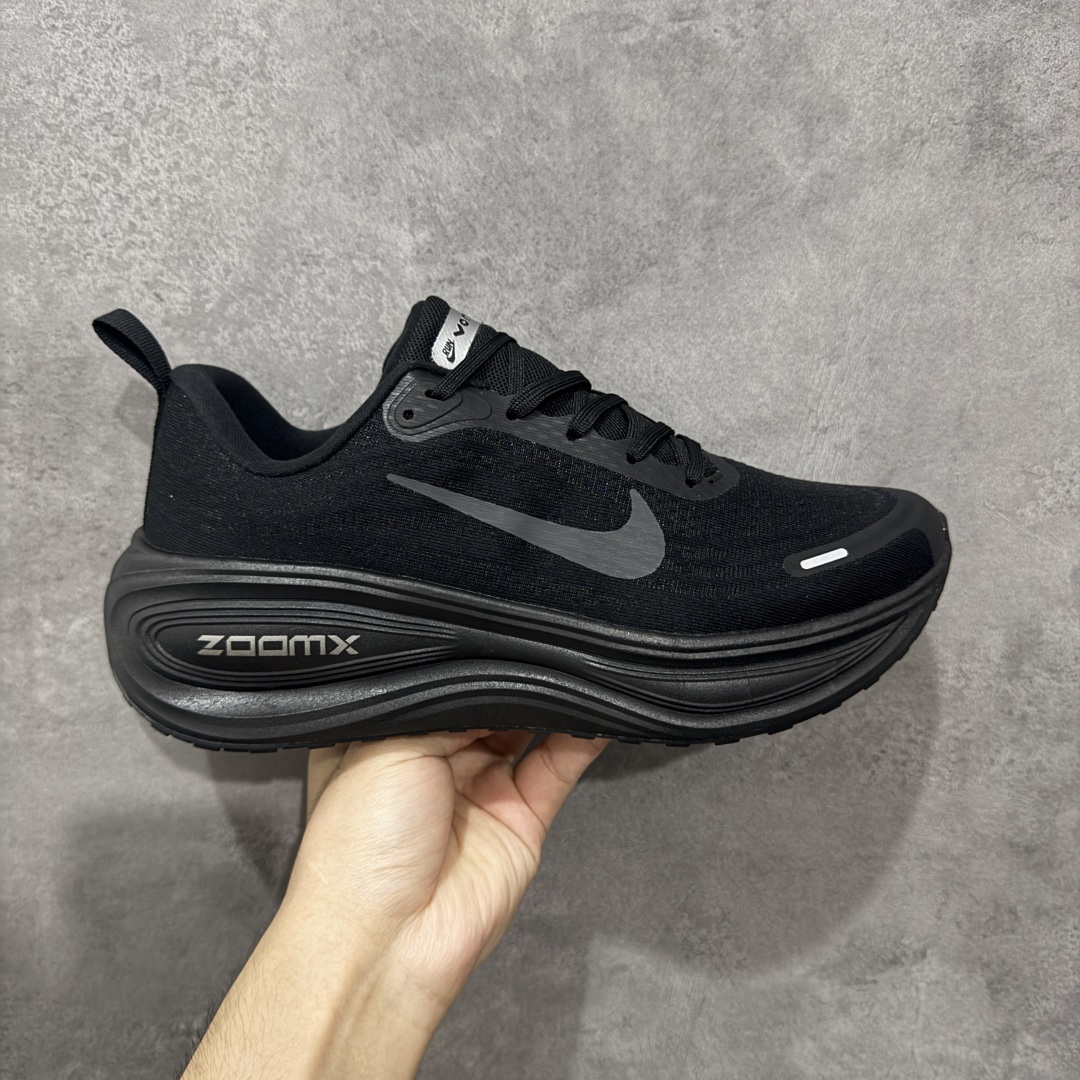 【公司跑量版】Nike VOMERO PLUS 舒适减震防滑 低帮跑步鞋 全掌ReactX泡绵中底 前掌和后跟还配备了Air Zoom气垫单元 据说跑起来更快更舒适哦 这次最大的升级点 首次引入了ReactX泡绵 货号: HV8150-003 尺码: 39 40 40.5 41 42 42.5 43 44 45-选品中心