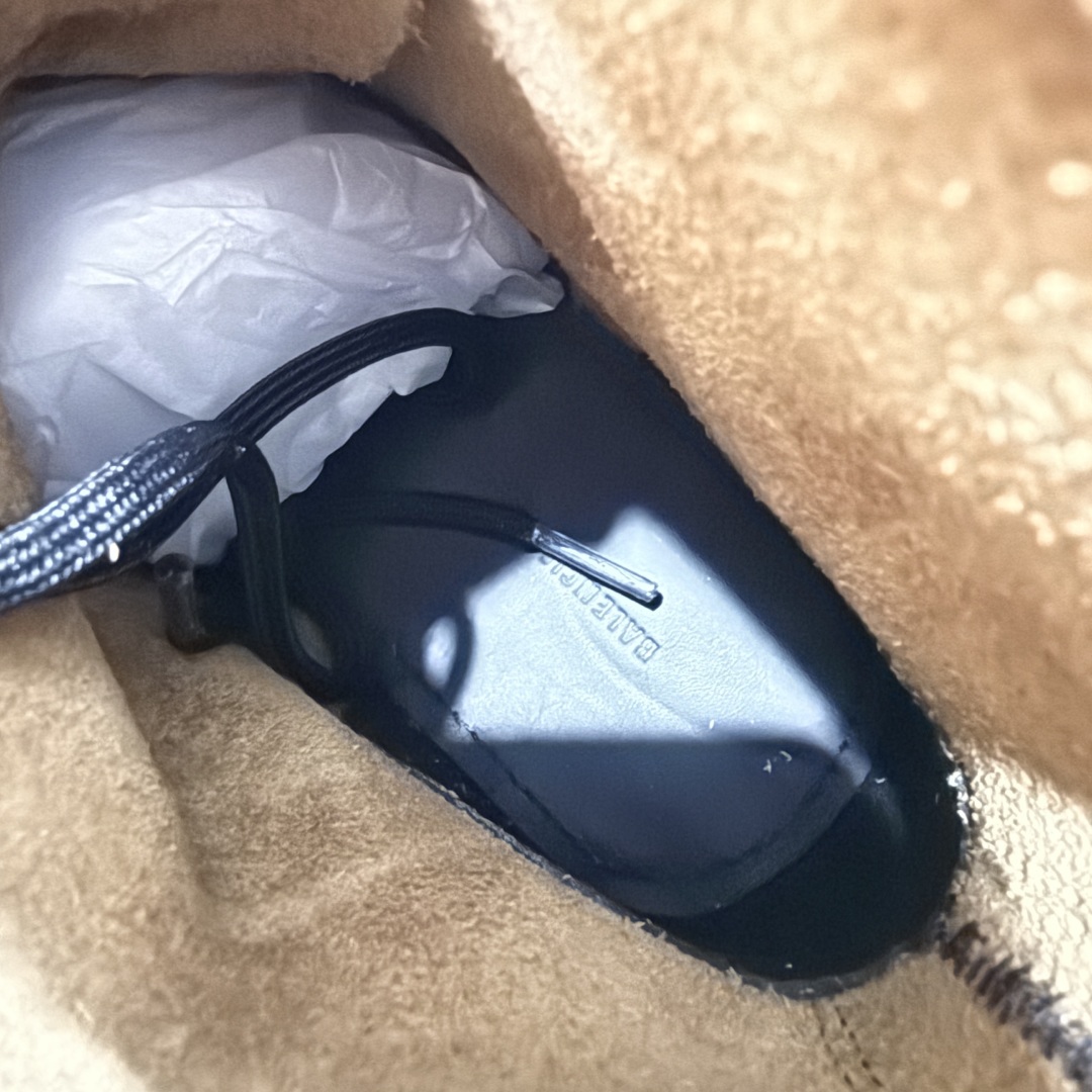 图片[7]-【莞产G版】法国高端奢侈品牌-巴黎世家BALENCIAGA Men\’s Leather boots 大头米奇风真皮德比休闲厚底皮鞋 擦色做旧马丁靴 广东原产 全套代购包装及配件 采用进口牛皮革鞋面材质 内嵌小牛真皮贴附加厚PU缓震乳胶鞋垫 跟高7cm#原比值开发胎纹面粗齿橡胶大底❗️ 尺码：39-45(比运动鞋偏大一码!!)-选品中心