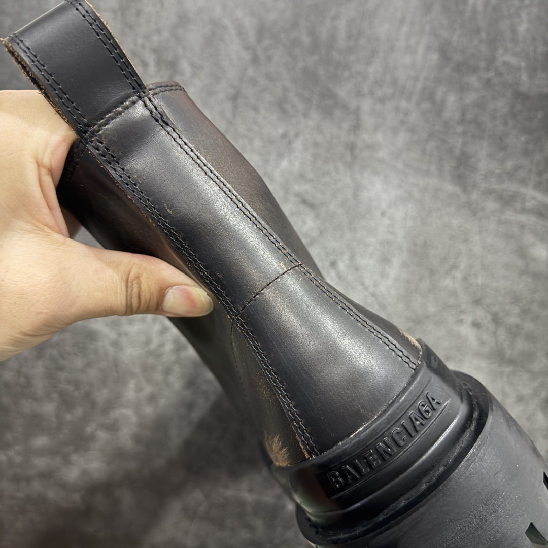 图片[2]-【莞产G版】法国高端奢侈品牌-巴黎世家BALENCIAGA Men\’s Leather boots 大头米奇风真皮德比休闲厚底皮鞋 擦色做旧马丁靴 广东原产 全套代购包装及配件 采用进口牛皮革鞋面材质 内嵌小牛真皮贴附加厚PU缓震乳胶鞋垫 跟高7cm#原比值开发胎纹面粗齿橡胶大底❗️ 尺码：39-45(比运动鞋偏大一码!!)-选品中心