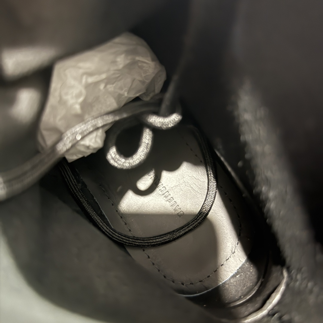 图片[8]-【莞产G版】法国高端奢侈品牌-巴黎世家BALENCIAGA Men\’s Leather boots 大头米奇风真皮德比休闲厚底皮鞋 油亮牛皮马丁靴 广东原产 全套代购包装及配件 采用进口牛皮革鞋面材质 内嵌小牛真皮贴附加厚PU缓震乳胶鞋垫 跟高7cm 原比值开发胎纹面粗齿橡胶大底❗️ 尺码：39-45(比运动鞋偏大一码!!)-选品中心