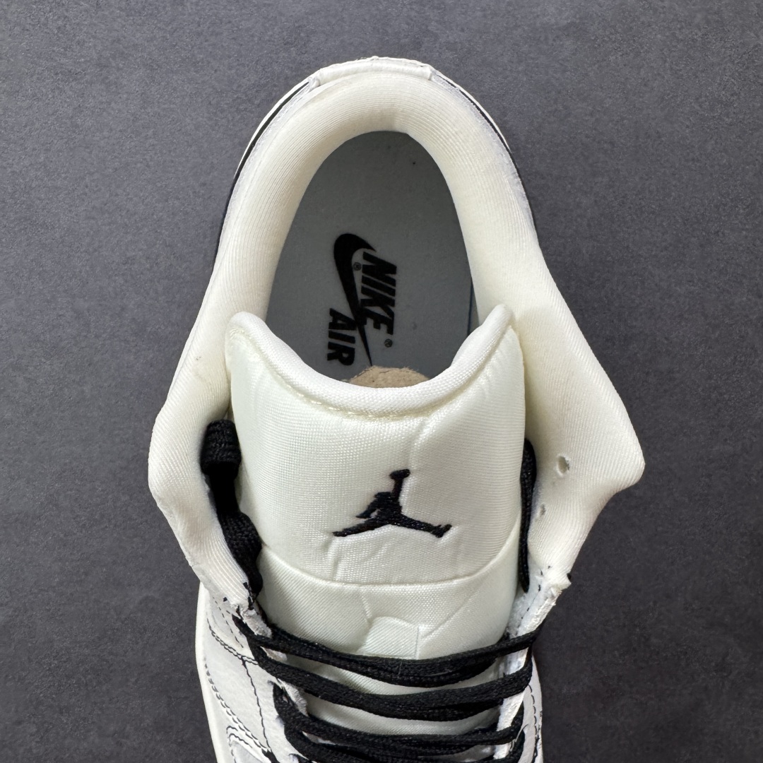 图片[7]-【定制版】Chrome Hearts x Air Jordan 1 Low 克罗心 x AJ1 低帮 灰白黑 AJ1 乔丹1代 aj1 乔1 低邦 灰白黑 乔丹篮球鞋系列 鞋身整体以灰色麂皮打造，搭配米白色框架覆盖层，使鞋款十分百搭，鞋舌上以Jumpman Logo呈现，鞋身两侧Swoosh Logo采用黑色点缀，鞋舌是网眼布材料，增强了透气性，后跟Wings Logo以黑色缝线妆点，后跟印有克罗心品牌Logo，彰显联名身份；最后以米白色中底搭配黑色橡胶外底完善整体设计收尾。 货号：QR2025-004 尺码：36 36.5 37.5 38 38.5 39 40 40.5 41 42 42.5 43 44 44.5 45 编码：HXSB330340-选品中心