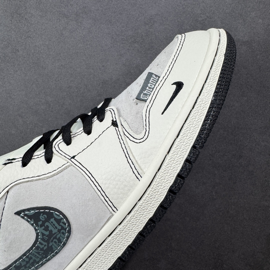 图片[5]-【定制版】Chrome Hearts x Air Jordan 1 Low 克罗心 x AJ1 低帮 灰白黑 AJ1 乔丹1代 aj1 乔1 低邦 灰白黑 乔丹篮球鞋系列 鞋身整体以灰色麂皮打造，搭配米白色框架覆盖层，使鞋款十分百搭，鞋舌上以Jumpman Logo呈现，鞋身两侧Swoosh Logo采用黑色点缀，鞋舌是网眼布材料，增强了透气性，后跟Wings Logo以黑色缝线妆点，后跟印有克罗心品牌Logo，彰显联名身份；最后以米白色中底搭配黑色橡胶外底完善整体设计收尾。 货号：QR2025-004 尺码：36 36.5 37.5 38 38.5 39 40 40.5 41 42 42.5 43 44 44.5 45 编码：HXSB330340-选品中心