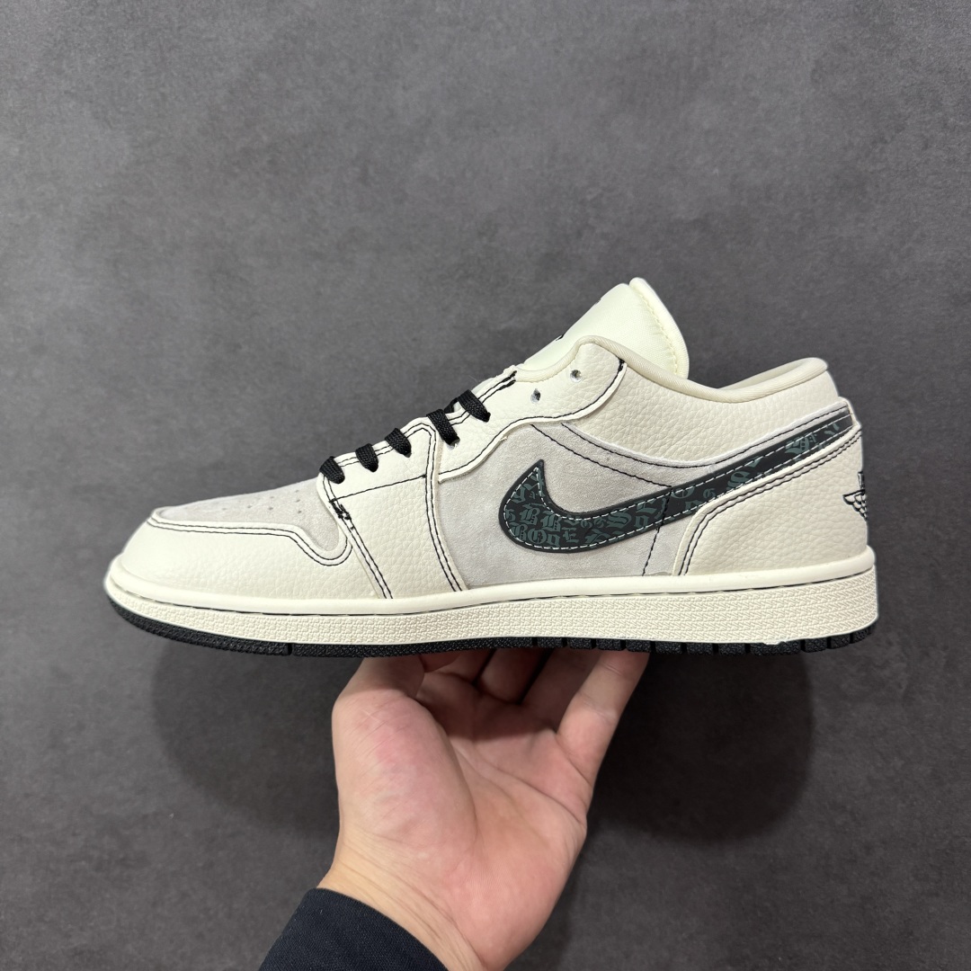 图片[2]-【定制版】Chrome Hearts x Air Jordan 1 Low 克罗心 x AJ1 低帮 灰白黑 AJ1 乔丹1代 aj1 乔1 低邦 灰白黑 乔丹篮球鞋系列 鞋身整体以灰色麂皮打造，搭配米白色框架覆盖层，使鞋款十分百搭，鞋舌上以Jumpman Logo呈现，鞋身两侧Swoosh Logo采用黑色点缀，鞋舌是网眼布材料，增强了透气性，后跟Wings Logo以黑色缝线妆点，后跟印有克罗心品牌Logo，彰显联名身份；最后以米白色中底搭配黑色橡胶外底完善整体设计收尾。 货号：QR2025-004 尺码：36 36.5 37.5 38 38.5 39 40 40.5 41 42 42.5 43 44 44.5 45 编码：HXSB330340-选品中心