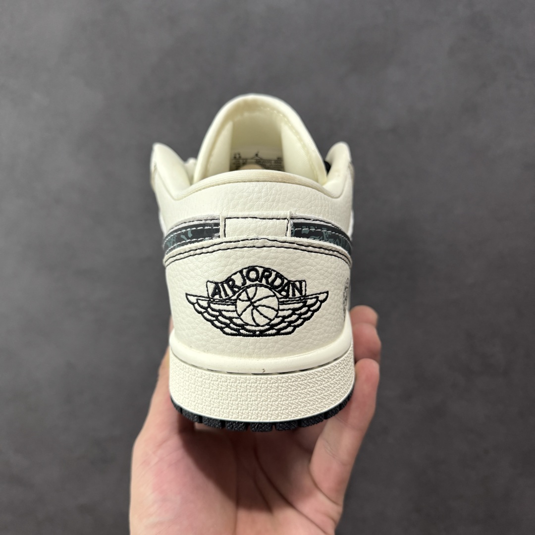 图片[4]-【定制版】Chrome Hearts x Air Jordan 1 Low 克罗心 x AJ1 低帮 灰白黑 AJ1 乔丹1代 aj1 乔1 低邦 灰白黑 乔丹篮球鞋系列 鞋身整体以灰色麂皮打造，搭配米白色框架覆盖层，使鞋款十分百搭，鞋舌上以Jumpman Logo呈现，鞋身两侧Swoosh Logo采用黑色点缀，鞋舌是网眼布材料，增强了透气性，后跟Wings Logo以黑色缝线妆点，后跟印有克罗心品牌Logo，彰显联名身份；最后以米白色中底搭配黑色橡胶外底完善整体设计收尾。 货号：QR2025-004 尺码：36 36.5 37.5 38 38.5 39 40 40.5 41 42 42.5 43 44 44.5 45 编码：HXSB330340-选品中心