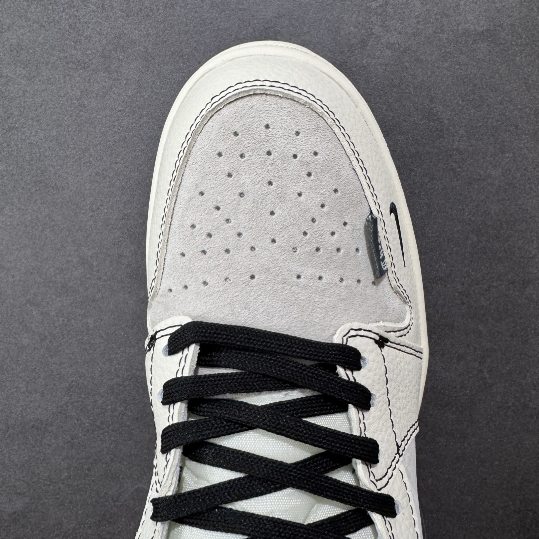 图片[8]-【定制版】Chrome Hearts x Air Jordan 1 Low 克罗心 x AJ1 低帮 灰白黑 AJ1 乔丹1代 aj1 乔1 低邦 灰白黑 乔丹篮球鞋系列 鞋身整体以灰色麂皮打造，搭配米白色框架覆盖层，使鞋款十分百搭，鞋舌上以Jumpman Logo呈现，鞋身两侧Swoosh Logo采用黑色点缀，鞋舌是网眼布材料，增强了透气性，后跟Wings Logo以黑色缝线妆点，后跟印有克罗心品牌Logo，彰显联名身份；最后以米白色中底搭配黑色橡胶外底完善整体设计收尾。 货号：QR2025-004 尺码：36 36.5 37.5 38 38.5 39 40 40.5 41 42 42.5 43 44 44.5 45 编码：HXSB330340-选品中心
