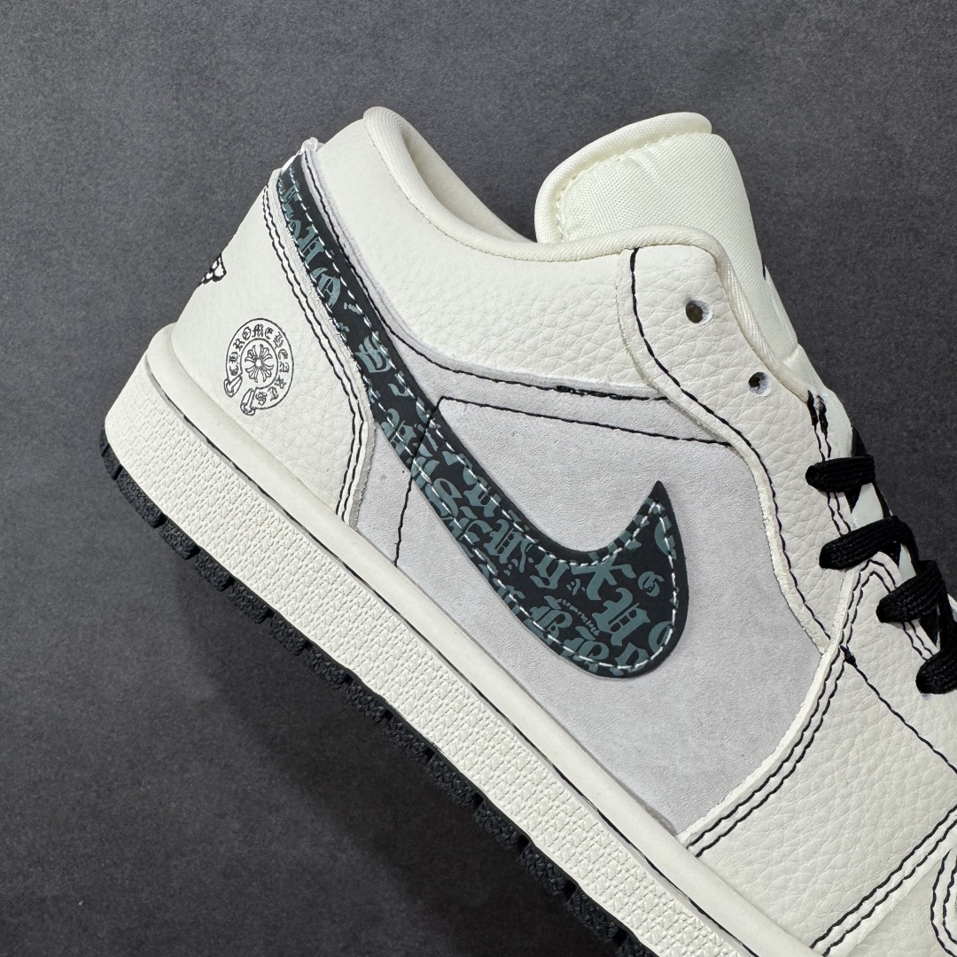 图片[6]-【定制版】Chrome Hearts x Air Jordan 1 Low 克罗心 x AJ1 低帮 灰白黑 AJ1 乔丹1代 aj1 乔1 低邦 灰白黑 乔丹篮球鞋系列 鞋身整体以灰色麂皮打造，搭配米白色框架覆盖层，使鞋款十分百搭，鞋舌上以Jumpman Logo呈现，鞋身两侧Swoosh Logo采用黑色点缀，鞋舌是网眼布材料，增强了透气性，后跟Wings Logo以黑色缝线妆点，后跟印有克罗心品牌Logo，彰显联名身份；最后以米白色中底搭配黑色橡胶外底完善整体设计收尾。 货号：QR2025-004 尺码：36 36.5 37.5 38 38.5 39 40 40.5 41 42 42.5 43 44 44.5 45 编码：HXSB330340-选品中心