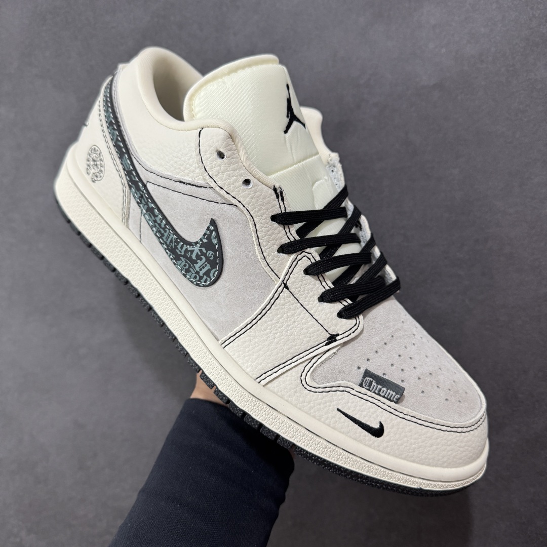 图片[3]-【定制版】Chrome Hearts x Air Jordan 1 Low 克罗心 x AJ1 低帮 灰白黑 AJ1 乔丹1代 aj1 乔1 低邦 灰白黑 乔丹篮球鞋系列 鞋身整体以灰色麂皮打造，搭配米白色框架覆盖层，使鞋款十分百搭，鞋舌上以Jumpman Logo呈现，鞋身两侧Swoosh Logo采用黑色点缀，鞋舌是网眼布材料，增强了透气性，后跟Wings Logo以黑色缝线妆点，后跟印有克罗心品牌Logo，彰显联名身份；最后以米白色中底搭配黑色橡胶外底完善整体设计收尾。 货号：QR2025-004 尺码：36 36.5 37.5 38 38.5 39 40 40.5 41 42 42.5 43 44 44.5 45 编码：HXSB330340-选品中心