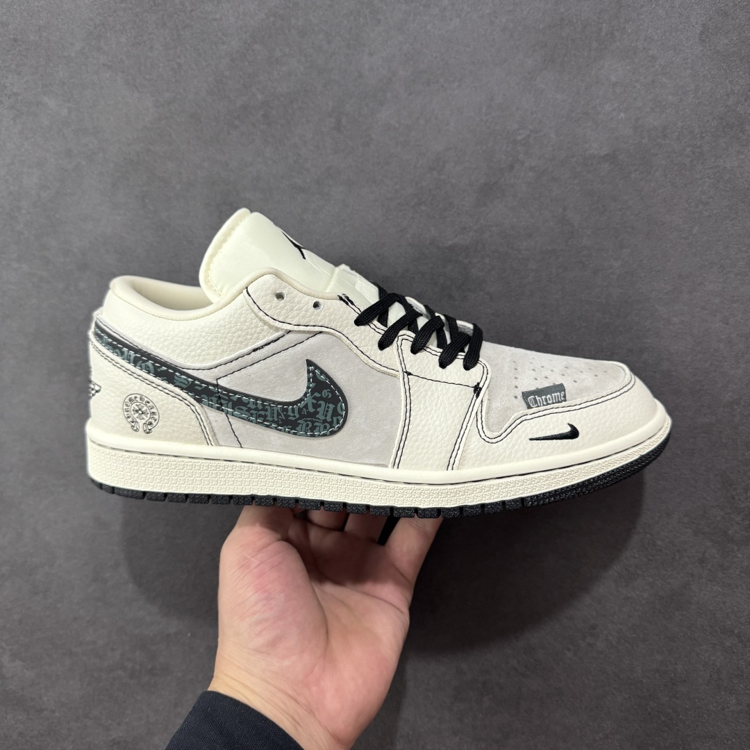 【定制版】Chrome Hearts x Air Jordan 1 Low 克罗心 x AJ1 低帮 灰白黑 AJ1 乔丹1代 aj1 乔1 低邦 灰白黑 乔丹篮球鞋系列 鞋身整体以灰色麂皮打造，搭配米白色框架覆盖层，使鞋款十分百搭，鞋舌上以Jumpman Logo呈现，鞋身两侧Swoosh Logo采用黑色点缀，鞋舌是网眼布材料，增强了透气性，后跟Wings Logo以黑色缝线妆点，后跟印有克罗心品牌Logo，彰显联名身份；最后以米白色中底搭配黑色橡胶外底完善整体设计收尾。 货号：QR2025-004 尺码：36 36.5 37.5 38 38.5 39 40 40.5 41 42 42.5 43 44 44.5 45 编码：HXSB330340-选品中心