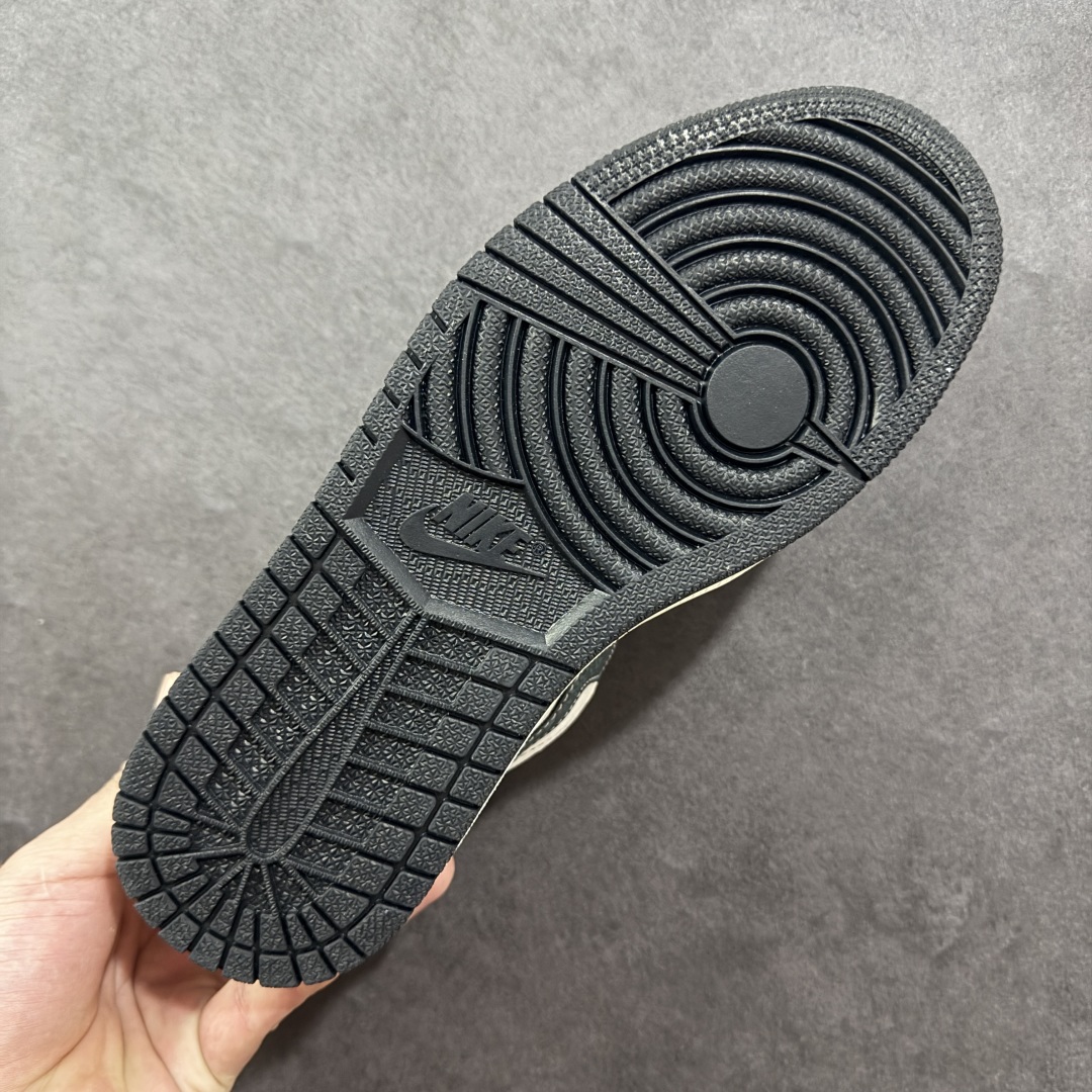 图片[9]-【定制版】Chrome Hearts x Air Jordan 1 Low 克罗心 x AJ1 低帮 灰白黑 AJ1 乔丹1代 aj1 乔1 低邦 灰白黑 乔丹篮球鞋系列 鞋身整体以灰色麂皮打造，搭配米白色框架覆盖层，使鞋款十分百搭，鞋舌上以Jumpman Logo呈现，鞋身两侧Swoosh Logo采用黑色点缀，鞋舌是网眼布材料，增强了透气性，后跟Wings Logo以黑色缝线妆点，后跟印有克罗心品牌Logo，彰显联名身份；最后以米白色中底搭配黑色橡胶外底完善整体设计收尾。 货号：QR2025-004 尺码：36 36.5 37.5 38 38.5 39 40 40.5 41 42 42.5 43 44 44.5 45 编码：HXSB330340-选品中心