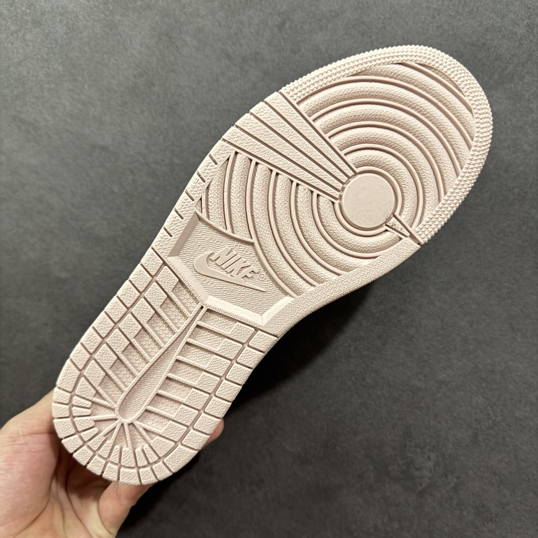 图片[9]-【定制版】Labubu x Travis Scott x Air Jordan 1 Low 拉布布 x AJ1 低帮 梦幻粉白倒钩 AJ1 乔丹1代 aj1 乔1 低邦 粉白倒勾联名 乔丹篮球鞋系列 鞋身整体以米白色为底搭配粉色框架覆盖层，标志性的反钩Swoosh Logo采用白色呈现，内侧也辅以白色Swoosh Logo点缀，鞋舌等多处TS标志性元素均得以保留；鞋舌上以Labubu字样呈现，鞋面带有粉色绣标Labubu字样，后跟的Jack厂牌Loggo标志以及Wings Logo均采用白色缝线打造，后跟印有拉布布头像，彰显联名身份；最后以米白色中底搭配粉色橡胶外底完善整体设计收尾。 货号：DZ5899-021 尺码：36 36.5 37.5 38 38.5 39 40 40.5 41 42 42.5 43 44 44.5 45 编码：HXSB330340-选品中心