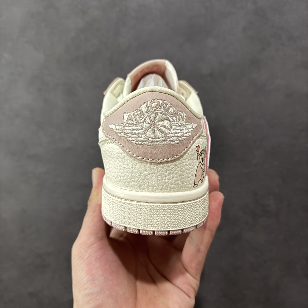 图片[4]-【定制版】Labubu x Travis Scott x Air Jordan 1 Low 拉布布 x AJ1 低帮 梦幻粉白倒钩 AJ1 乔丹1代 aj1 乔1 低邦 粉白倒勾联名 乔丹篮球鞋系列 鞋身整体以米白色为底搭配粉色框架覆盖层，标志性的反钩Swoosh Logo采用白色呈现，内侧也辅以白色Swoosh Logo点缀，鞋舌等多处TS标志性元素均得以保留；鞋舌上以Labubu字样呈现，鞋面带有粉色绣标Labubu字样，后跟的Jack厂牌Loggo标志以及Wings Logo均采用白色缝线打造，后跟印有拉布布头像，彰显联名身份；最后以米白色中底搭配粉色橡胶外底完善整体设计收尾。 货号：DZ5899-021 尺码：36 36.5 37.5 38 38.5 39 40 40.5 41 42 42.5 43 44 44.5 45 编码：HXSB330340-选品中心