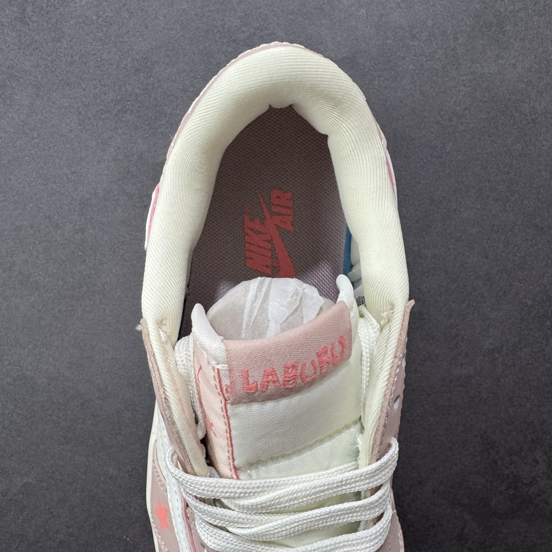图片[7]-【定制版】Labubu x Travis Scott x Air Jordan 1 Low 拉布布 x AJ1 低帮 梦幻粉白倒钩 AJ1 乔丹1代 aj1 乔1 低邦 粉白倒勾联名 乔丹篮球鞋系列 鞋身整体以米白色为底搭配粉色框架覆盖层，标志性的反钩Swoosh Logo采用白色呈现，内侧也辅以白色Swoosh Logo点缀，鞋舌等多处TS标志性元素均得以保留；鞋舌上以Labubu字样呈现，鞋面带有粉色绣标Labubu字样，后跟的Jack厂牌Loggo标志以及Wings Logo均采用白色缝线打造，后跟印有拉布布头像，彰显联名身份；最后以米白色中底搭配粉色橡胶外底完善整体设计收尾。 货号：DZ5899-021 尺码：36 36.5 37.5 38 38.5 39 40 40.5 41 42 42.5 43 44 44.5 45 编码：HXSB330340-选品中心