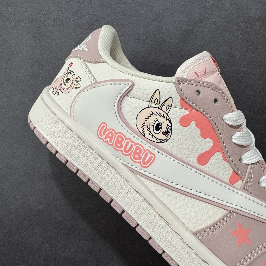 图片[6]-【定制版】Labubu x Travis Scott x Air Jordan 1 Low 拉布布 x AJ1 低帮 梦幻粉白倒钩 AJ1 乔丹1代 aj1 乔1 低邦 粉白倒勾联名 乔丹篮球鞋系列 鞋身整体以米白色为底搭配粉色框架覆盖层，标志性的反钩Swoosh Logo采用白色呈现，内侧也辅以白色Swoosh Logo点缀，鞋舌等多处TS标志性元素均得以保留；鞋舌上以Labubu字样呈现，鞋面带有粉色绣标Labubu字样，后跟的Jack厂牌Loggo标志以及Wings Logo均采用白色缝线打造，后跟印有拉布布头像，彰显联名身份；最后以米白色中底搭配粉色橡胶外底完善整体设计收尾。 货号：DZ5899-021 尺码：36 36.5 37.5 38 38.5 39 40 40.5 41 42 42.5 43 44 44.5 45 编码：HXSB330340-选品中心