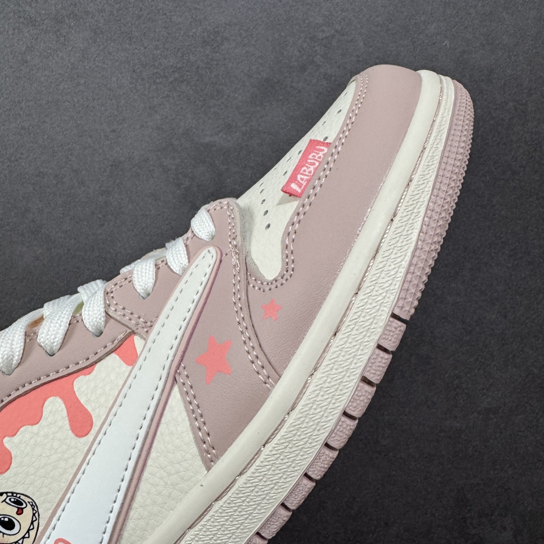 图片[5]-【定制版】Labubu x Travis Scott x Air Jordan 1 Low 拉布布 x AJ1 低帮 梦幻粉白倒钩 AJ1 乔丹1代 aj1 乔1 低邦 粉白倒勾联名 乔丹篮球鞋系列 鞋身整体以米白色为底搭配粉色框架覆盖层，标志性的反钩Swoosh Logo采用白色呈现，内侧也辅以白色Swoosh Logo点缀，鞋舌等多处TS标志性元素均得以保留；鞋舌上以Labubu字样呈现，鞋面带有粉色绣标Labubu字样，后跟的Jack厂牌Loggo标志以及Wings Logo均采用白色缝线打造，后跟印有拉布布头像，彰显联名身份；最后以米白色中底搭配粉色橡胶外底完善整体设计收尾。 货号：DZ5899-021 尺码：36 36.5 37.5 38 38.5 39 40 40.5 41 42 42.5 43 44 44.5 45 编码：HXSB330340-选品中心