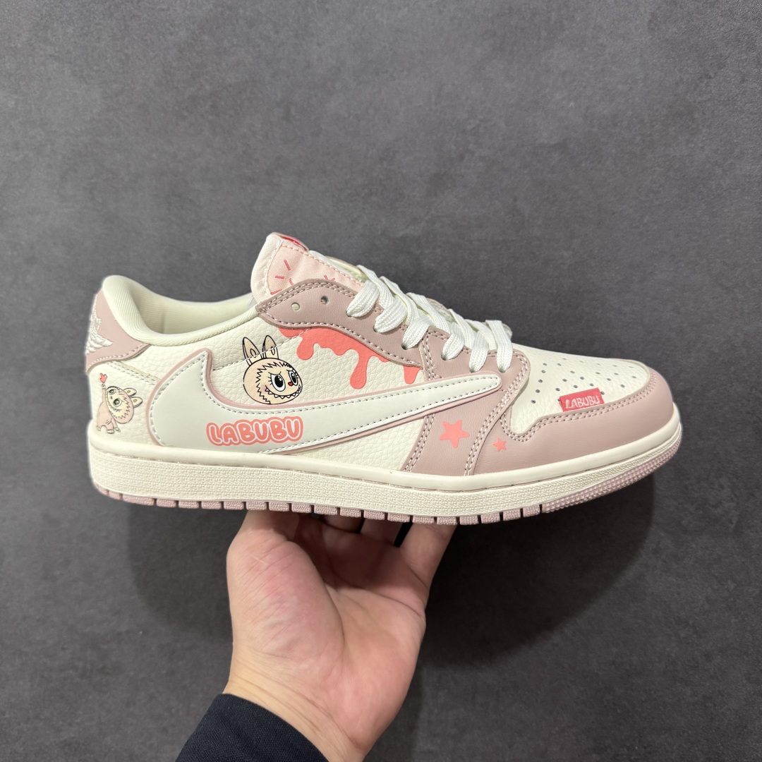 【定制版】Labubu x Travis Scott x Air Jordan 1 Low 拉布布 x AJ1 低帮 梦幻粉白倒钩 AJ1 乔丹1代 aj1 乔1 低邦 粉白倒勾联名 乔丹篮球鞋系列 鞋身整体以米白色为底搭配粉色框架覆盖层,标志性的反钩Swoosh Logo采用白色呈现,内侧也辅以白色Swoosh Logo点缀,鞋舌等多处TS标志性元素均得以保留;鞋舌上以Labubu字样呈现,鞋面带有粉色绣标Labubu字样,后跟的Jack厂牌Loggo标志以及Wings Logo均采用白色缝线打造,后跟印有拉布布头像,彰显联名身份;最后以米白色中底搭配粉色橡胶外底完善整体设计收尾。 货号:DZ5899-021 尺码:36 36.5 37.5 38 38.5 39 40 40.5 41 42 42.5 43 44 44.5 45 编码:HXSB330340-选品中心
