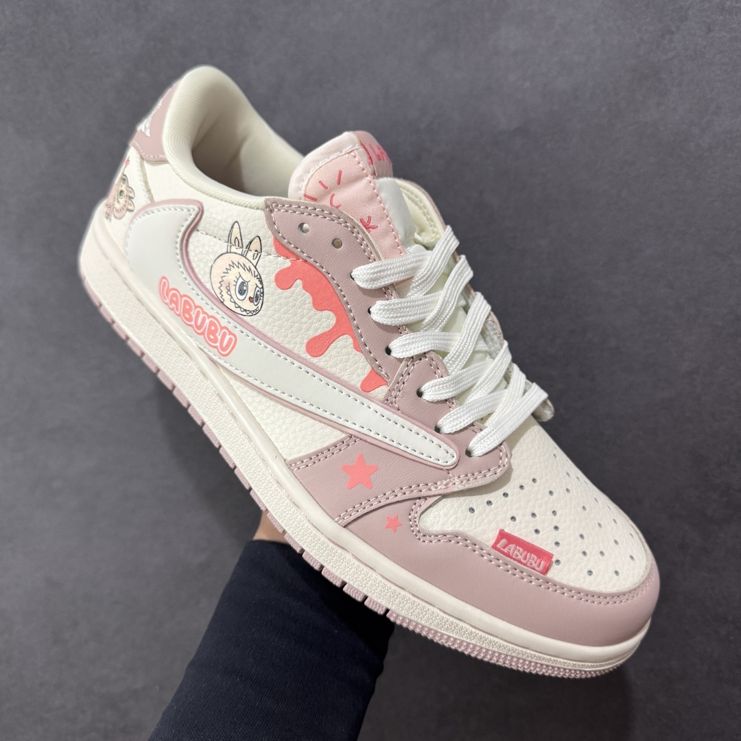 图片[3]-【定制版】Labubu x Travis Scott x Air Jordan 1 Low 拉布布 x AJ1 低帮 梦幻粉白倒钩 AJ1 乔丹1代 aj1 乔1 低邦 粉白倒勾联名 乔丹篮球鞋系列 鞋身整体以米白色为底搭配粉色框架覆盖层，标志性的反钩Swoosh Logo采用白色呈现，内侧也辅以白色Swoosh Logo点缀，鞋舌等多处TS标志性元素均得以保留；鞋舌上以Labubu字样呈现，鞋面带有粉色绣标Labubu字样，后跟的Jack厂牌Loggo标志以及Wings Logo均采用白色缝线打造，后跟印有拉布布头像，彰显联名身份；最后以米白色中底搭配粉色橡胶外底完善整体设计收尾。 货号：DZ5899-021 尺码：36 36.5 37.5 38 38.5 39 40 40.5 41 42 42.5 43 44 44.5 45 编码：HXSB330340-选品中心