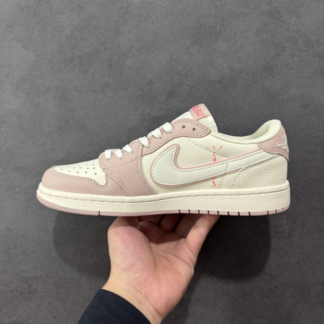 图片[2]-【定制版】Labubu x Travis Scott x Air Jordan 1 Low 拉布布 x AJ1 低帮 梦幻粉白倒钩 AJ1 乔丹1代 aj1 乔1 低邦 粉白倒勾联名 乔丹篮球鞋系列 鞋身整体以米白色为底搭配粉色框架覆盖层，标志性的反钩Swoosh Logo采用白色呈现，内侧也辅以白色Swoosh Logo点缀，鞋舌等多处TS标志性元素均得以保留；鞋舌上以Labubu字样呈现，鞋面带有粉色绣标Labubu字样，后跟的Jack厂牌Loggo标志以及Wings Logo均采用白色缝线打造，后跟印有拉布布头像，彰显联名身份；最后以米白色中底搭配粉色橡胶外底完善整体设计收尾。 货号：DZ5899-021 尺码：36 36.5 37.5 38 38.5 39 40 40.5 41 42 42.5 43 44 44.5 45 编码：HXSB330340-选品中心