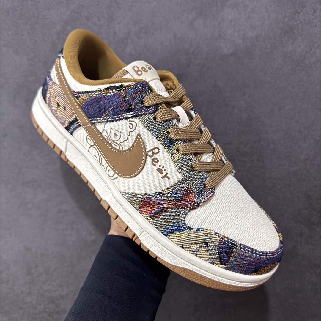 图片[3]-【定制版】Nike SB Dunk Low 复古织布小熊 高端定制 低帮休闲板鞋 SC0601-459  #定制鞋盒 大厂纯原品质出货 超高清洁度 皮料切割干净无任何毛边 细节完美   尺码：36 36.5 37.5 38 38.5 39 40 40.5 41 42 42.5 43 44 44.5 45 编码：HXSB330340-选品中心