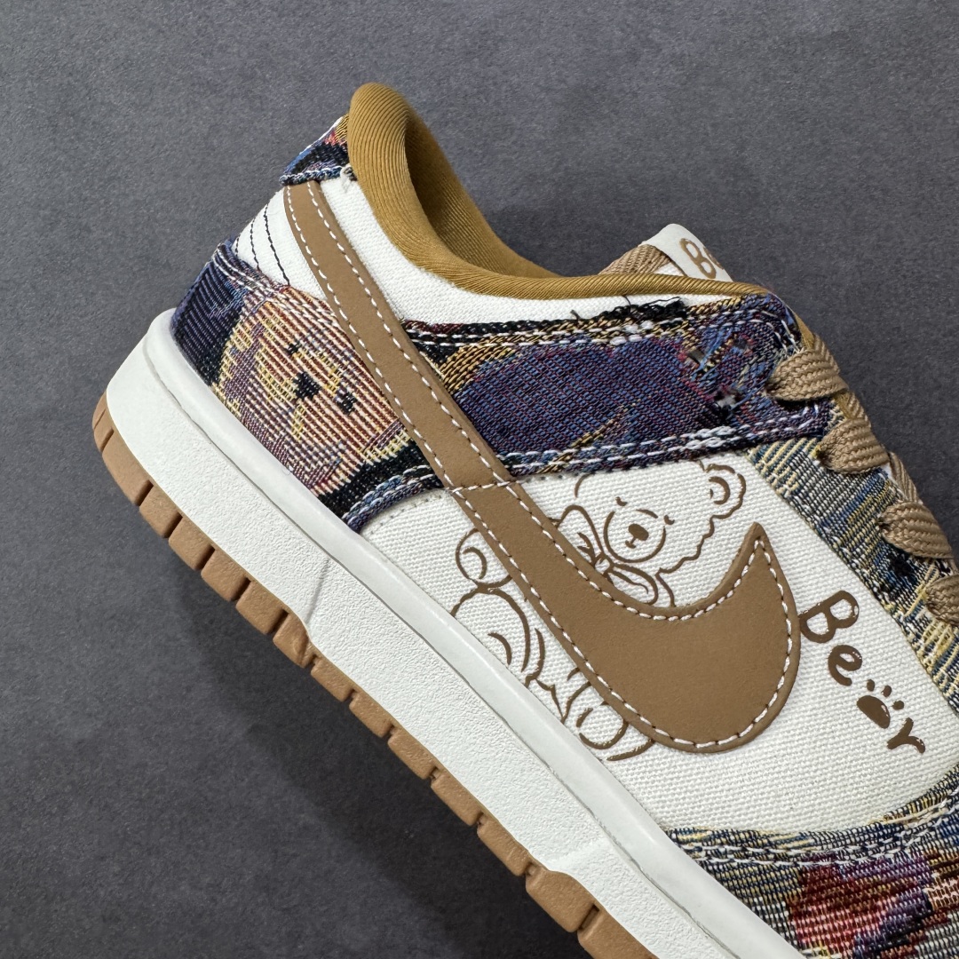 图片[6]-【定制版】Nike SB Dunk Low 复古织布小熊 高端定制 低帮休闲板鞋 SC0601-459  #定制鞋盒 大厂纯原品质出货 超高清洁度 皮料切割干净无任何毛边 细节完美   尺码：36 36.5 37.5 38 38.5 39 40 40.5 41 42 42.5 43 44 44.5 45 编码：HXSB330340-选品中心