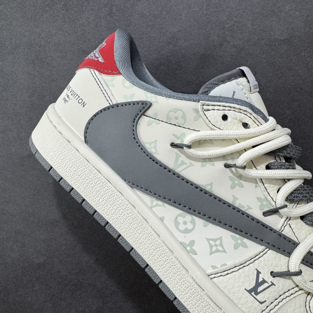 图片[6]-【定制版】Travis Scott x Fragment Design x Air Jordan 1 Low OG SP AJ1 乔1 LV联名 米灰印花红标 低帮文化休闲板鞋 #多方联名合作融合了Travis Scott 独特的音乐风格，藤原浩个性的设计风格以及Jordan品牌的经典元素 使其成为一双具有独特身份和价值的鞋子 清新而立体的外观加上联名标识更突出了其独特身份 这种配色方案显示出活力和时尚感 在视觉上引人注目 鞋身的质感和细腻的细节处理使其显得高端而格调十足 这款“倒钩”联名是设计与创意完美结合 融合多方的个性风格是一款备受瞩目的潮流鞋款 货号：HT5088-605 尺码：36 36.5 37.5 38 38.5 39 40 40.5 41 42 42.5 43 44 44.5 45-选品中心