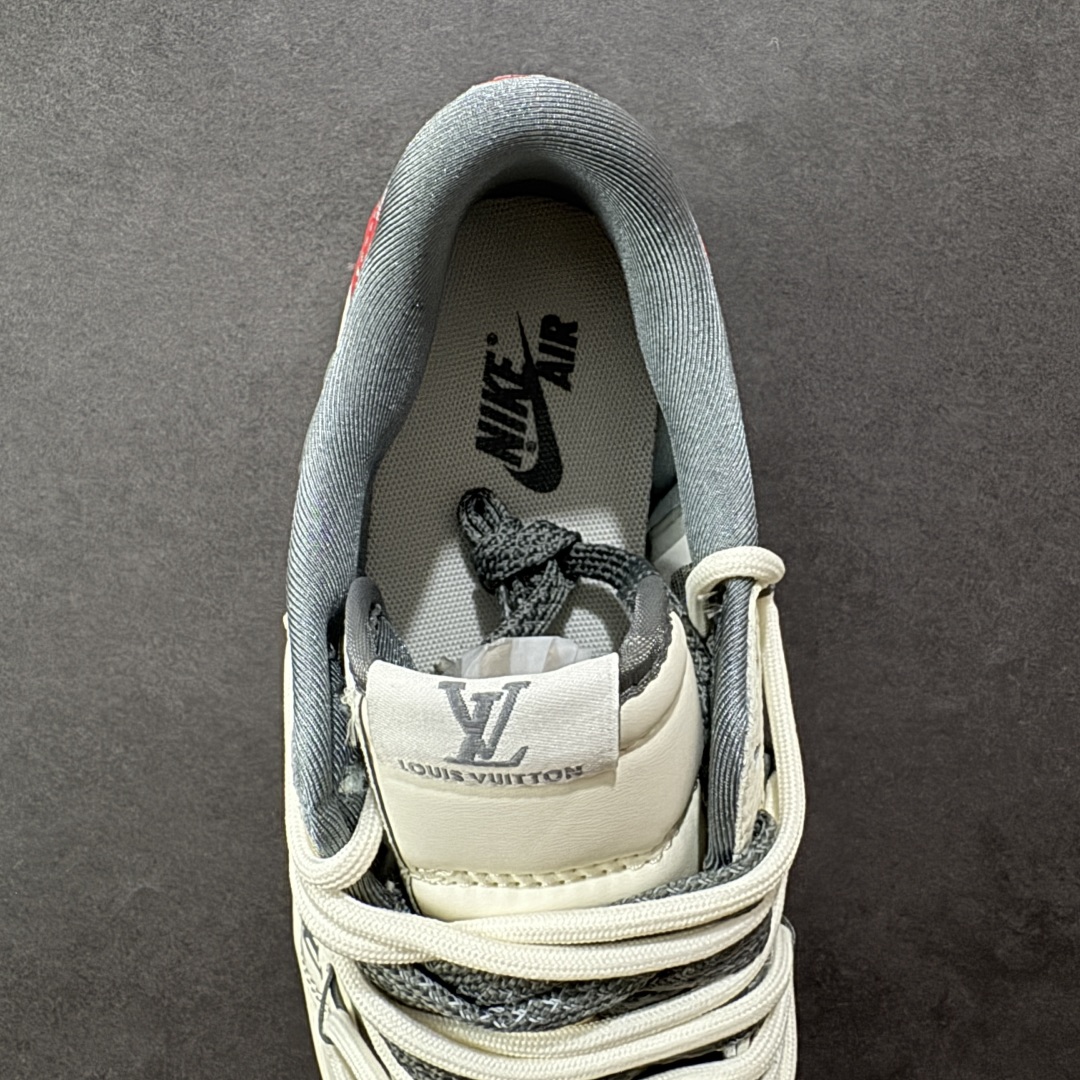 图片[7]-【定制版】Travis Scott x Fragment Design x Air Jordan 1 Low OG SP AJ1 乔1 LV联名 米灰印花红标 低帮文化休闲板鞋 #多方联名合作融合了Travis Scott 独特的音乐风格，藤原浩个性的设计风格以及Jordan品牌的经典元素 使其成为一双具有独特身份和价值的鞋子 清新而立体的外观加上联名标识更突出了其独特身份 这种配色方案显示出活力和时尚感 在视觉上引人注目 鞋身的质感和细腻的细节处理使其显得高端而格调十足 这款“倒钩”联名是设计与创意完美结合 融合多方的个性风格是一款备受瞩目的潮流鞋款 货号：HT5088-605 尺码：36 36.5 37.5 38 38.5 39 40 40.5 41 42 42.5 43 44 44.5 45-选品中心