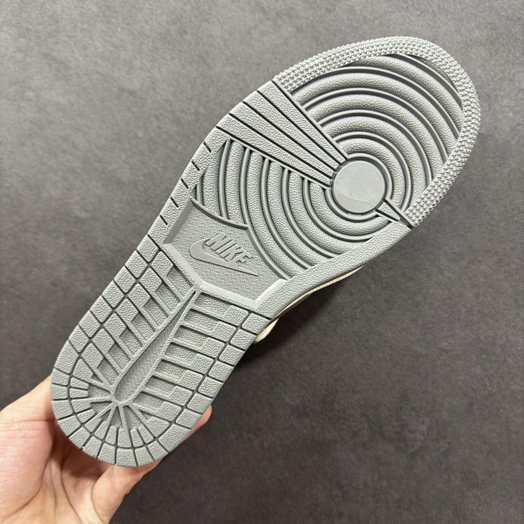 图片[9]-【定制版】Travis Scott x Fragment Design x Air Jordan 1 Low OG SP AJ1 乔1 LV联名 米灰印花红标 低帮文化休闲板鞋 #多方联名合作融合了Travis Scott 独特的音乐风格，藤原浩个性的设计风格以及Jordan品牌的经典元素 使其成为一双具有独特身份和价值的鞋子 清新而立体的外观加上联名标识更突出了其独特身份 这种配色方案显示出活力和时尚感 在视觉上引人注目 鞋身的质感和细腻的细节处理使其显得高端而格调十足 这款“倒钩”联名是设计与创意完美结合 融合多方的个性风格是一款备受瞩目的潮流鞋款 货号：HT5088-605 尺码：36 36.5 37.5 38 38.5 39 40 40.5 41 42 42.5 43 44 44.5 45-选品中心