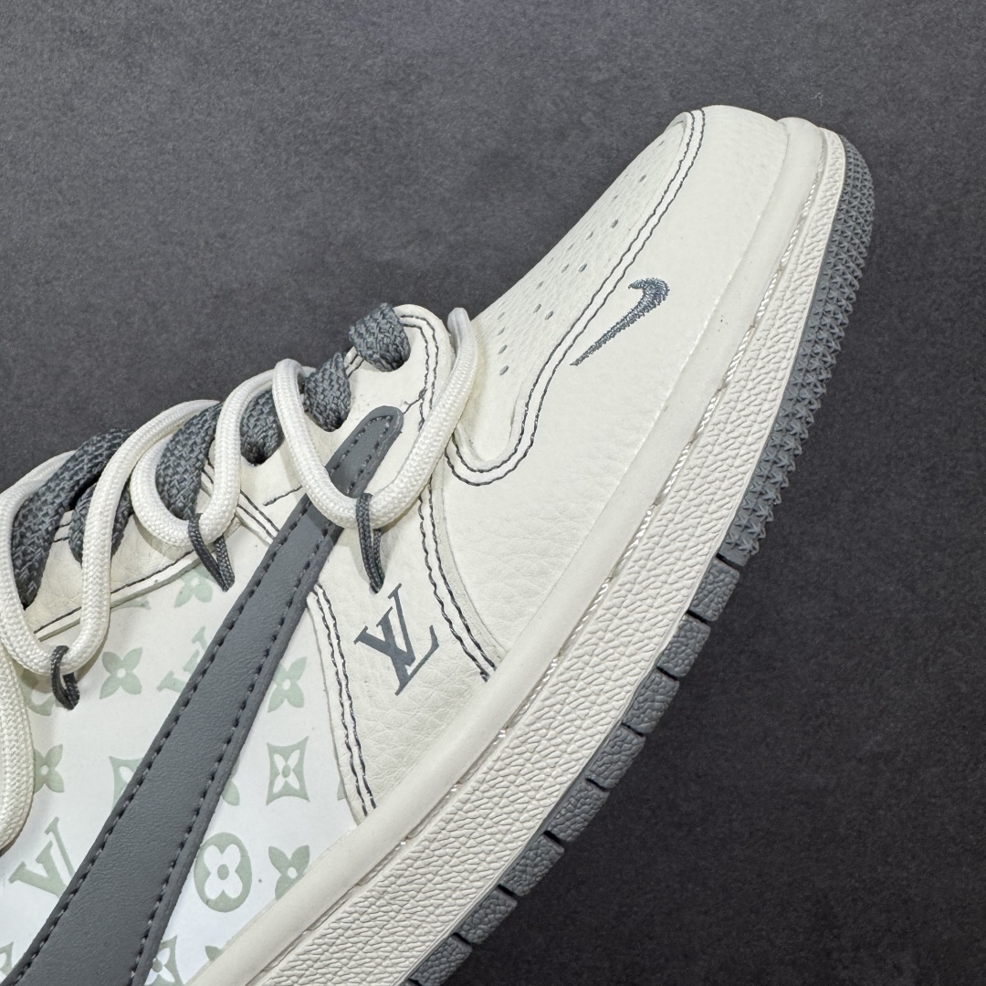 图片[5]-【定制版】Travis Scott x Fragment Design x Air Jordan 1 Low OG SP AJ1 乔1 LV联名 米灰印花红标 低帮文化休闲板鞋 #多方联名合作融合了Travis Scott 独特的音乐风格，藤原浩个性的设计风格以及Jordan品牌的经典元素 使其成为一双具有独特身份和价值的鞋子 清新而立体的外观加上联名标识更突出了其独特身份 这种配色方案显示出活力和时尚感 在视觉上引人注目 鞋身的质感和细腻的细节处理使其显得高端而格调十足 这款“倒钩”联名是设计与创意完美结合 融合多方的个性风格是一款备受瞩目的潮流鞋款 货号：HT5088-605 尺码：36 36.5 37.5 38 38.5 39 40 40.5 41 42 42.5 43 44 44.5 45-选品中心
