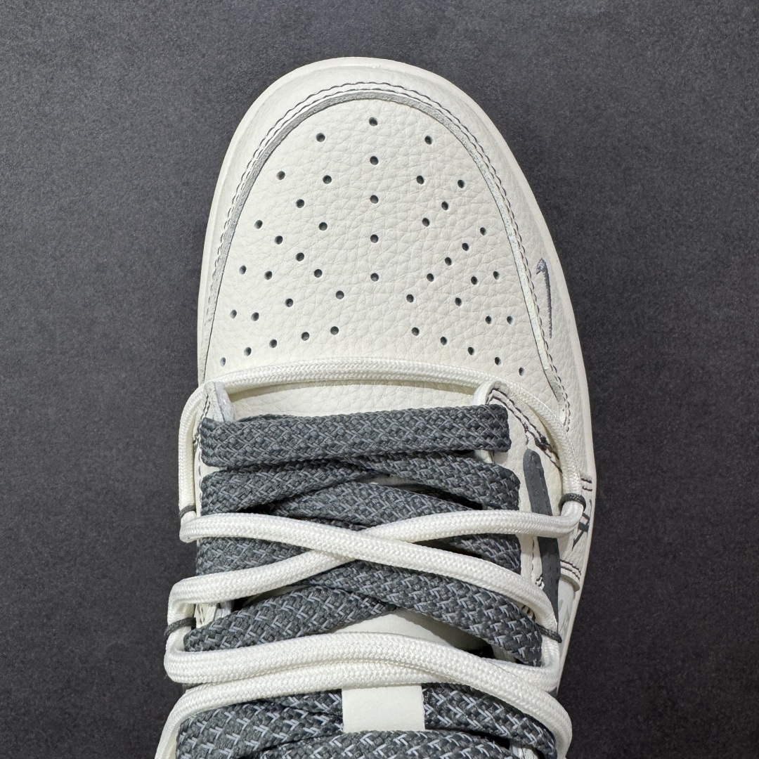 图片[8]-【定制版】Travis Scott x Fragment Design x Air Jordan 1 Low OG SP AJ1 乔1 LV联名 米灰印花红标 低帮文化休闲板鞋 #多方联名合作融合了Travis Scott 独特的音乐风格，藤原浩个性的设计风格以及Jordan品牌的经典元素 使其成为一双具有独特身份和价值的鞋子 清新而立体的外观加上联名标识更突出了其独特身份 这种配色方案显示出活力和时尚感 在视觉上引人注目 鞋身的质感和细腻的细节处理使其显得高端而格调十足 这款“倒钩”联名是设计与创意完美结合 融合多方的个性风格是一款备受瞩目的潮流鞋款 货号：HT5088-605 尺码：36 36.5 37.5 38 38.5 39 40 40.5 41 42 42.5 43 44 44.5 45-选品中心