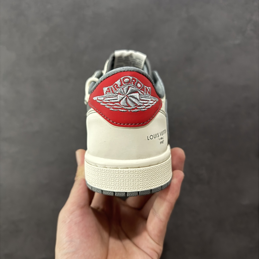 图片[4]-【定制版】Travis Scott x Fragment Design x Air Jordan 1 Low OG SP AJ1 乔1 LV联名 米灰印花红标 低帮文化休闲板鞋 #多方联名合作融合了Travis Scott 独特的音乐风格，藤原浩个性的设计风格以及Jordan品牌的经典元素 使其成为一双具有独特身份和价值的鞋子 清新而立体的外观加上联名标识更突出了其独特身份 这种配色方案显示出活力和时尚感 在视觉上引人注目 鞋身的质感和细腻的细节处理使其显得高端而格调十足 这款“倒钩”联名是设计与创意完美结合 融合多方的个性风格是一款备受瞩目的潮流鞋款 货号：HT5088-605 尺码：36 36.5 37.5 38 38.5 39 40 40.5 41 42 42.5 43 44 44.5 45-选品中心