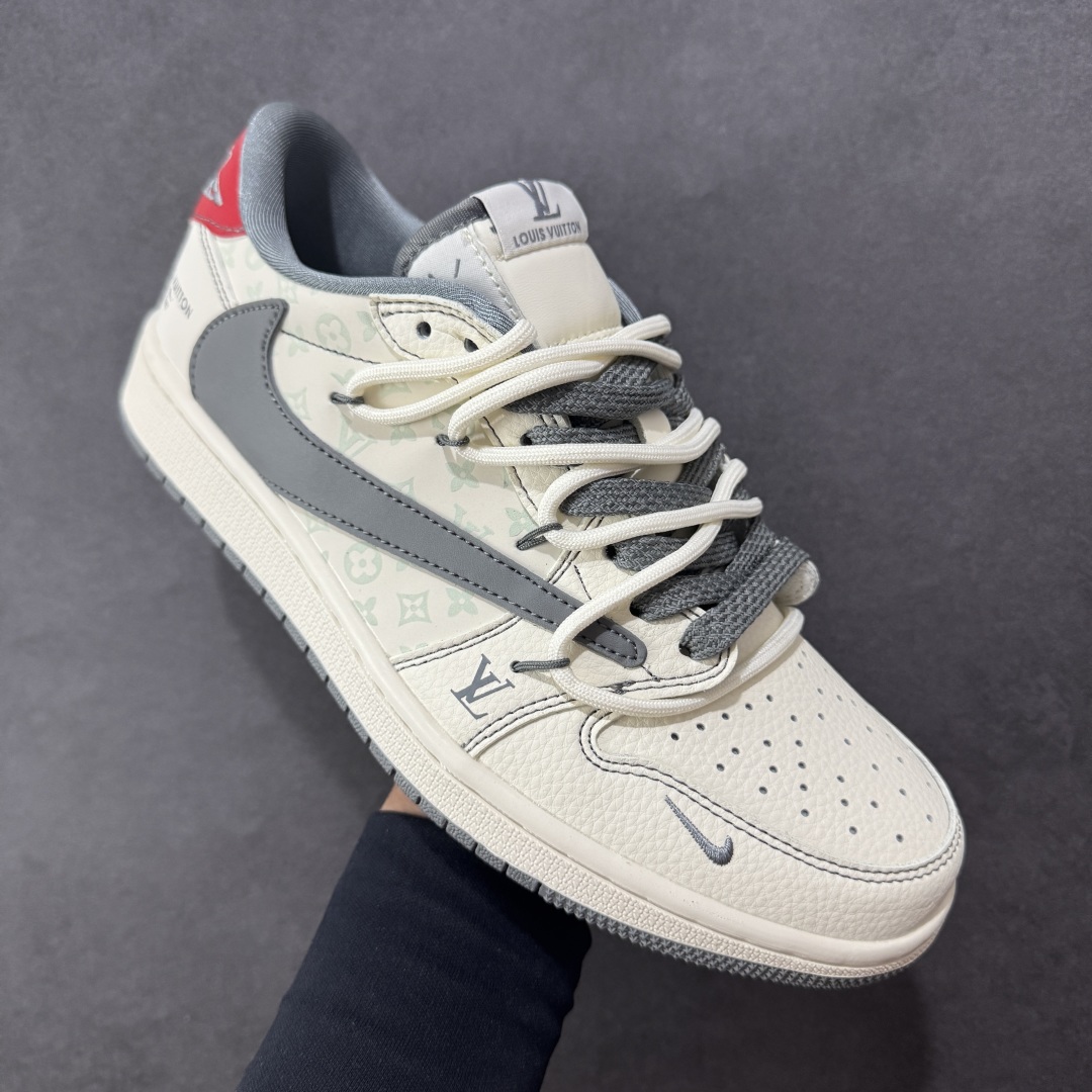 图片[3]-【定制版】Travis Scott x Fragment Design x Air Jordan 1 Low OG SP AJ1 乔1 LV联名 米灰印花红标 低帮文化休闲板鞋 #多方联名合作融合了Travis Scott 独特的音乐风格，藤原浩个性的设计风格以及Jordan品牌的经典元素 使其成为一双具有独特身份和价值的鞋子 清新而立体的外观加上联名标识更突出了其独特身份 这种配色方案显示出活力和时尚感 在视觉上引人注目 鞋身的质感和细腻的细节处理使其显得高端而格调十足 这款“倒钩”联名是设计与创意完美结合 融合多方的个性风格是一款备受瞩目的潮流鞋款 货号：HT5088-605 尺码：36 36.5 37.5 38 38.5 39 40 40.5 41 42 42.5 43 44 44.5 45-选品中心