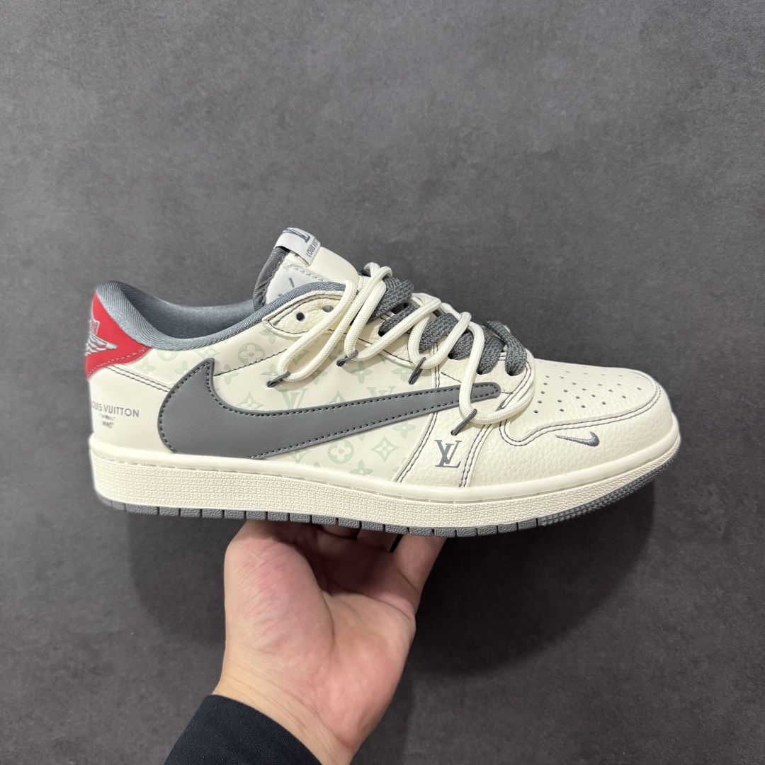 【定制版】Travis Scott x Fragment Design x Air Jordan 1 Low OG SP AJ1 乔1 LV联名 米灰印花红标 低帮文化休闲板鞋 #多方联名合作融合了Travis Scott 独特的音乐风格，藤原浩个性的设计风格以及Jordan品牌的经典元素 使其成为一双具有独特身份和价值的鞋子 清新而立体的外观加上联名标识更突出了其独特身份 这种配色方案显示出活力和时尚感 在视觉上引人注目 鞋身的质感和细腻的细节处理使其显得高端而格调十足 这款“倒钩”联名是设计与创意完美结合 融合多方的个性风格是一款备受瞩目的潮流鞋款 货号：HT5088-605 尺码：36 36.5 37.5 38 38.5 39 40 40.5 41 42 42.5 43 44 44.5 45-选品中心