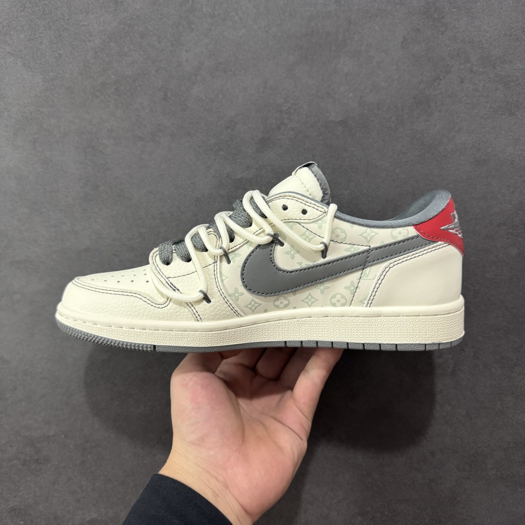 图片[2]-【定制版】Travis Scott x Fragment Design x Air Jordan 1 Low OG SP AJ1 乔1 LV联名 米灰印花红标 低帮文化休闲板鞋 #多方联名合作融合了Travis Scott 独特的音乐风格，藤原浩个性的设计风格以及Jordan品牌的经典元素 使其成为一双具有独特身份和价值的鞋子 清新而立体的外观加上联名标识更突出了其独特身份 这种配色方案显示出活力和时尚感 在视觉上引人注目 鞋身的质感和细腻的细节处理使其显得高端而格调十足 这款“倒钩”联名是设计与创意完美结合 融合多方的个性风格是一款备受瞩目的潮流鞋款 货号：HT5088-605 尺码：36 36.5 37.5 38 38.5 39 40 40.5 41 42 42.5 43 44 44.5 45-选品中心