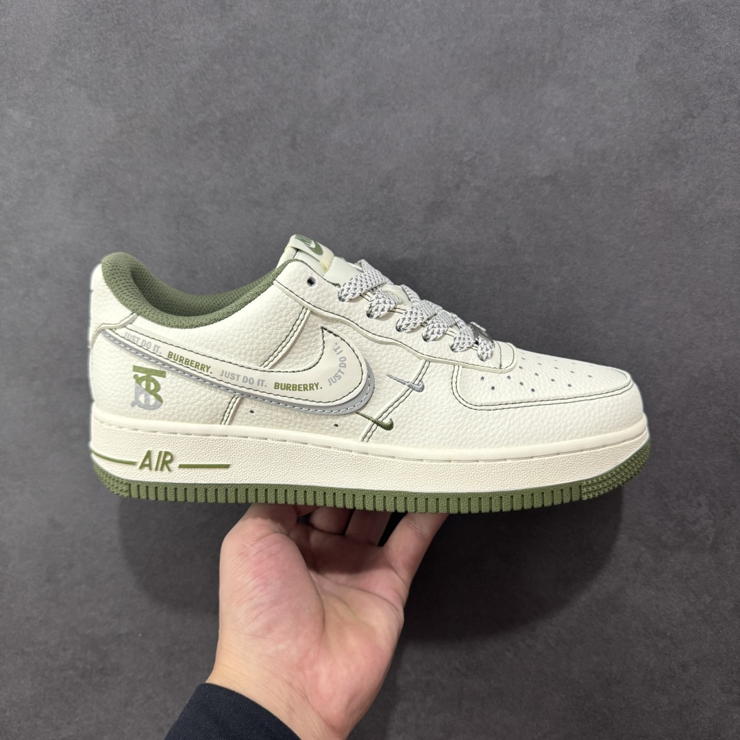 【定制版】Nike Air Force 1\'07 Low 巴宝莉联名 米军绿电绣 空军一号低帮休闲板鞋  #定制皮料 定制鞋盒 原楦原纸板 纯正空军版型 内置全掌气垫 货号:JP8028-003  尺码:36 36.5 37.5 38 38.5 39 40 40.5 41 42 42.5 43 44 44.5 45-选品中心