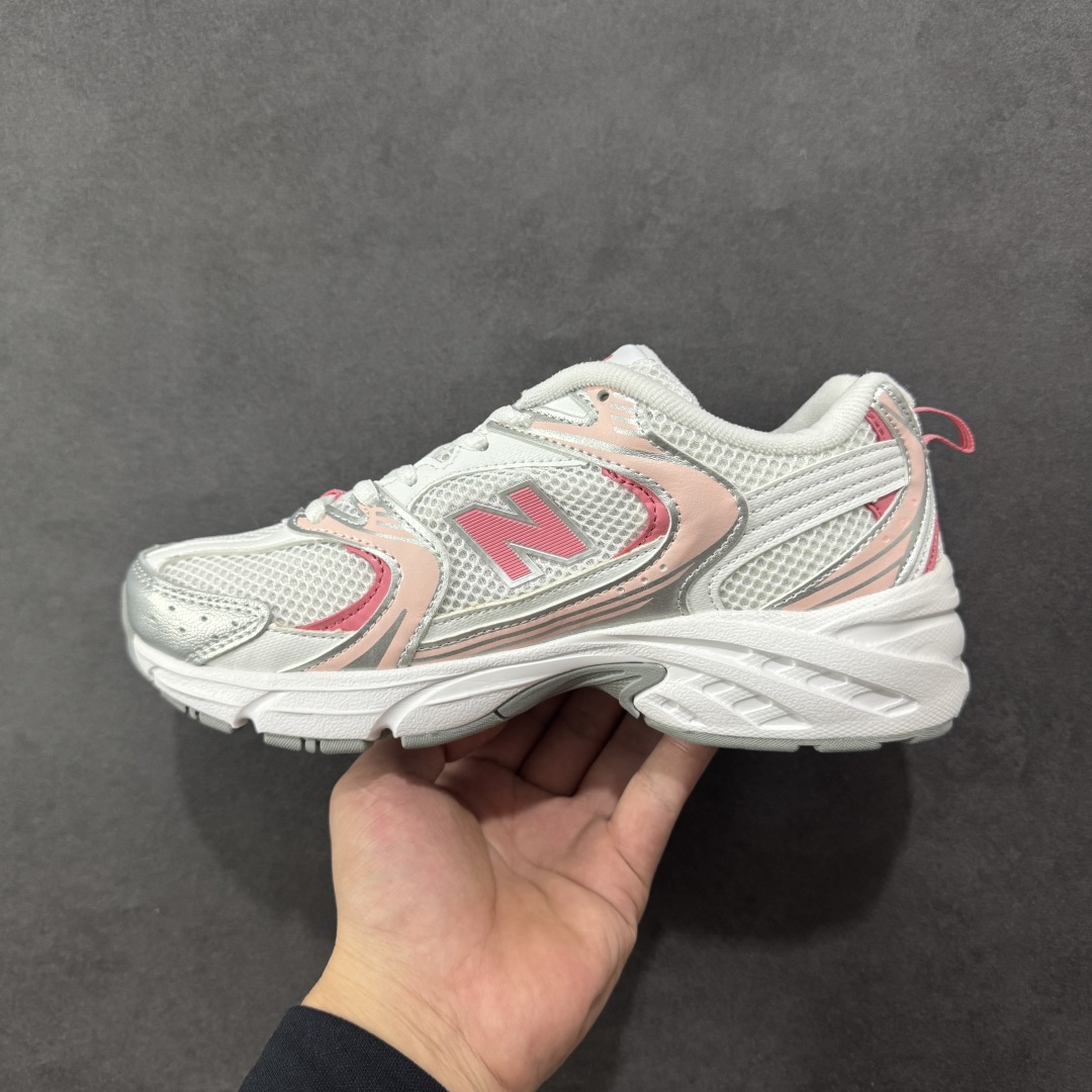 图片[2]-【纯原性价比】New Balance 530 NB530 男女休闲慢跑鞋 GR530EC 大厂出品 所有配色都是原鞋开发 超正版型 超高清洁度和品质 价格更具性价比 实体代购专用订单 配套商长期套现长期补货 全新货品 正常出厂触屏不到的单价 超级跑量款 全套原楦原纸板原厂数据开发 进口三明治网面 原装进口翻毛皮料正确绒感卡色 正确中底拉帮中底网布细节 采用轻质牛剖革拼接透气网眼衬垫织物鞋面材质 T-Beam大底提供足步弓支撑 保持步态稳定 后跟搭载外露缓震胶 鞋身整体以各种深浅不一的灰色覆盖 鞋头以淡蓝色调装饰 网眼衬垫通过不规律的色块实现做旧的美感 泛黄的鞋底更是进一步增添了复古气息 尺码：36 37 37.5 38 38.5 39.5 40 40.5 41.5 42 42.5 43 44 44.5 45-选品中心