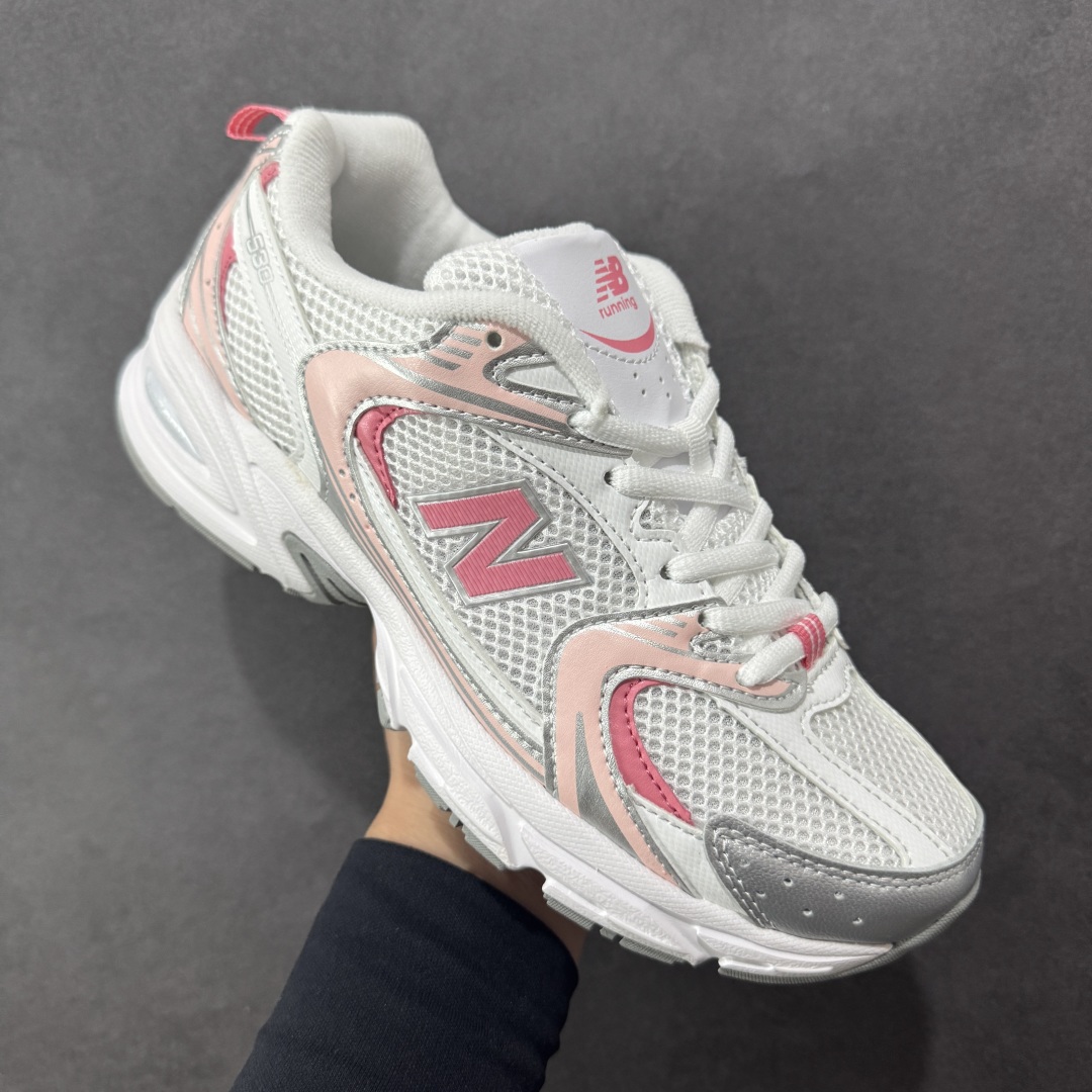 图片[3]-【纯原性价比】New Balance 530 NB530 男女休闲慢跑鞋 GR530EC 大厂出品 所有配色都是原鞋开发 超正版型 超高清洁度和品质 价格更具性价比 实体代购专用订单 配套商长期套现长期补货 全新货品 正常出厂触屏不到的单价 超级跑量款 全套原楦原纸板原厂数据开发 进口三明治网面 原装进口翻毛皮料正确绒感卡色 正确中底拉帮中底网布细节 采用轻质牛剖革拼接透气网眼衬垫织物鞋面材质 T-Beam大底提供足步弓支撑 保持步态稳定 后跟搭载外露缓震胶 鞋身整体以各种深浅不一的灰色覆盖 鞋头以淡蓝色调装饰 网眼衬垫通过不规律的色块实现做旧的美感 泛黄的鞋底更是进一步增添了复古气息 尺码：36 37 37.5 38 38.5 39.5 40 40.5 41.5 42 42.5 43 44 44.5 45-选品中心