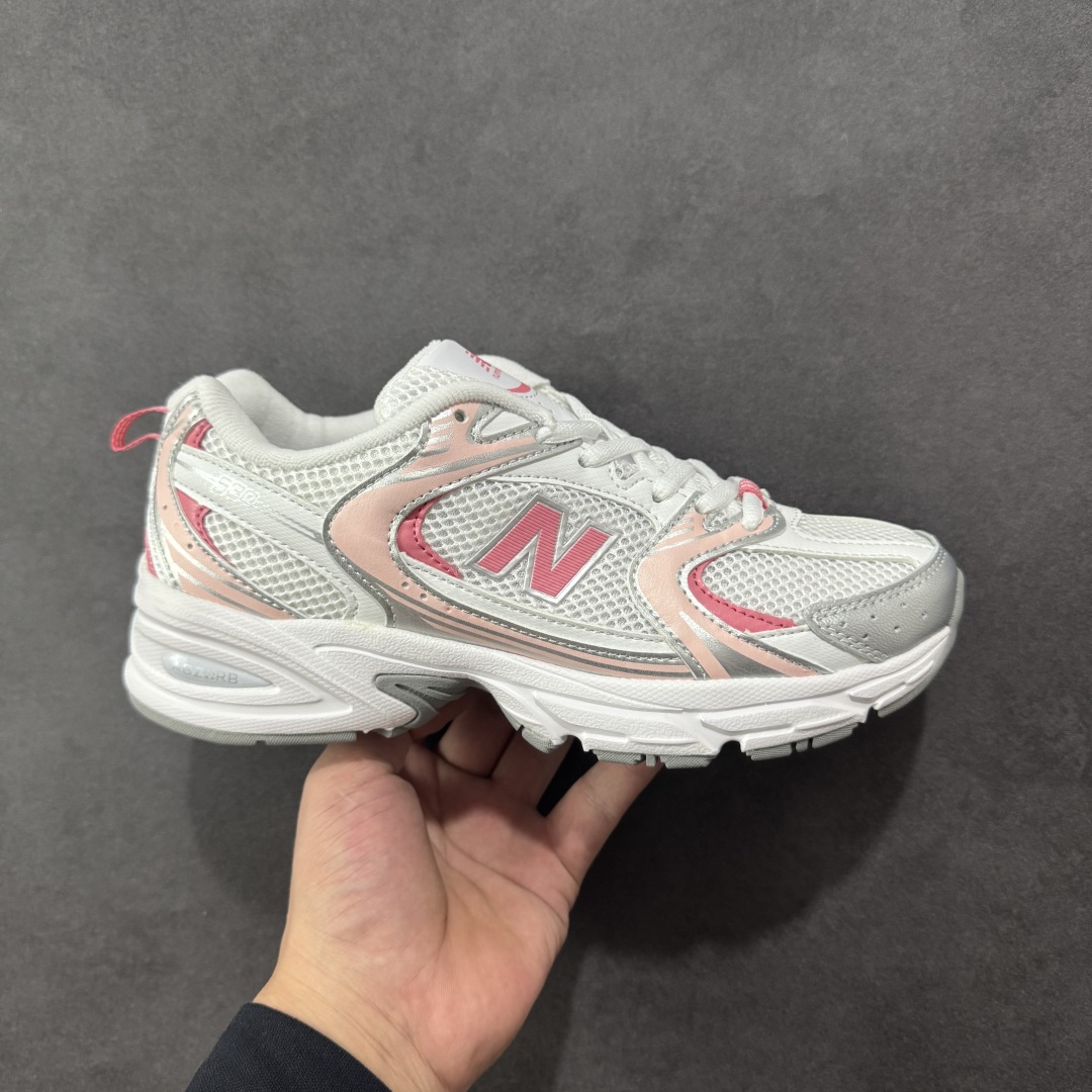 【纯原性价比】New Balance 530 NB530 男女休闲慢跑鞋 GR530EC 大厂出品 所有配色都是原鞋开发 超正版型 超高清洁度和品质 价格更具性价比 实体代购专用订单 配套商长期套现长期补货 全新货品 正常出厂触屏不到的单价 超级跑量款 全套原楦原纸板原厂数据开发 进口三明治网面 原装进口翻毛皮料正确绒感卡色 正确中底拉帮中底网布细节 采用轻质牛剖革拼接透气网眼衬垫织物鞋面材质 T-Beam大底提供足步弓支撑 保持步态稳定 后跟搭载外露缓震胶 鞋身整体以各种深浅不一的灰色覆盖 鞋头以淡蓝色调装饰 网眼衬垫通过不规律的色块实现做旧的美感 泛黄的鞋底更是进一步增添了复古气息 尺码:36 37 37.5 38 38.5 39.5 40 40.5 41.5 42 42.5 43 44 44.5 45-选品中心